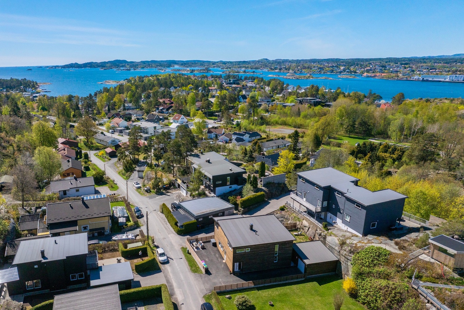 Herlig beliggenhet i blindvei, med fantastiske turområder rett utenfor døren. Gangavstand til flotte strender Galleribilde