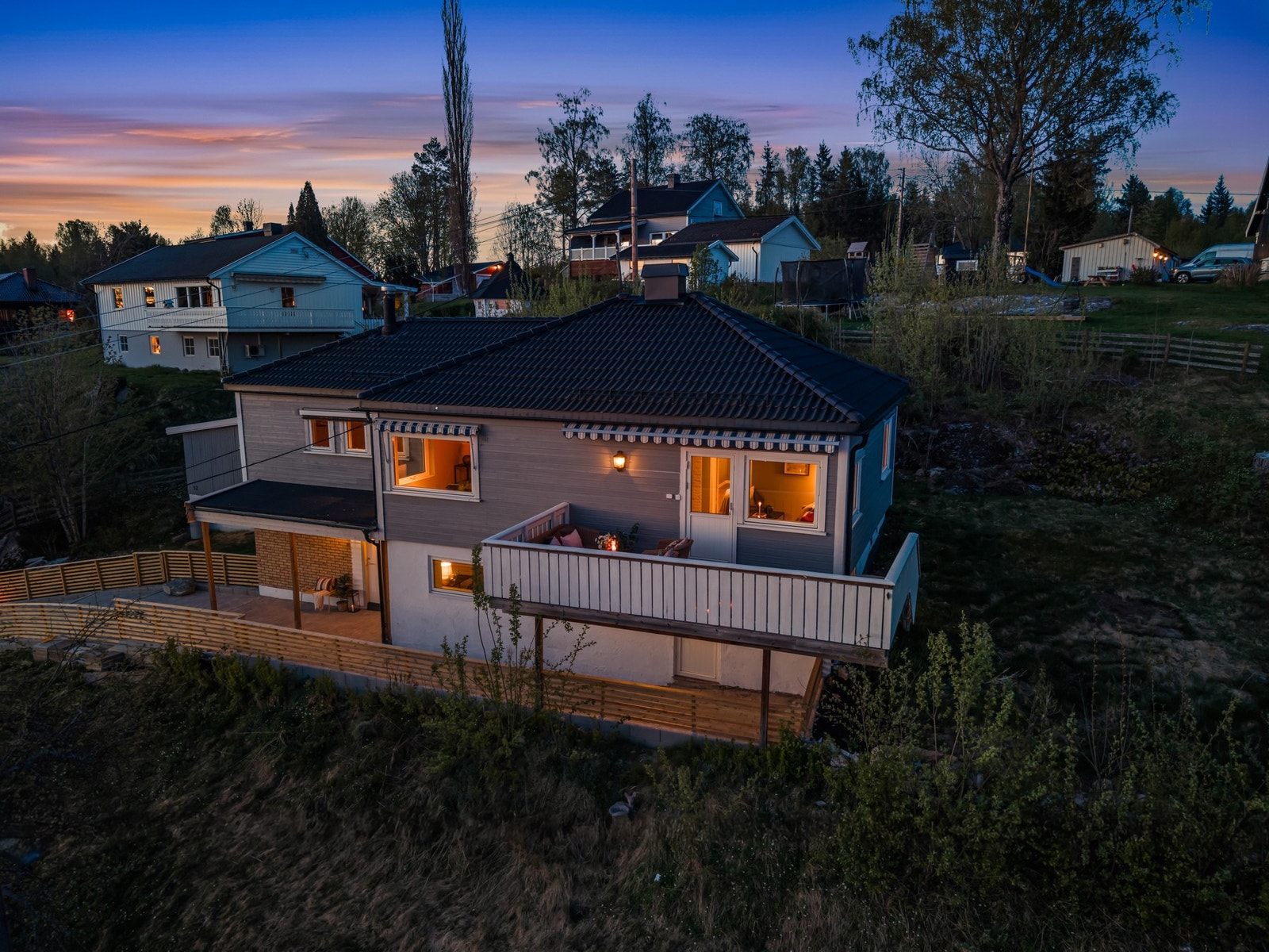 Boligen har gjennomgått betydelige oppgraderinger det siste året og fremstår med en moderne standard. Galleribilde