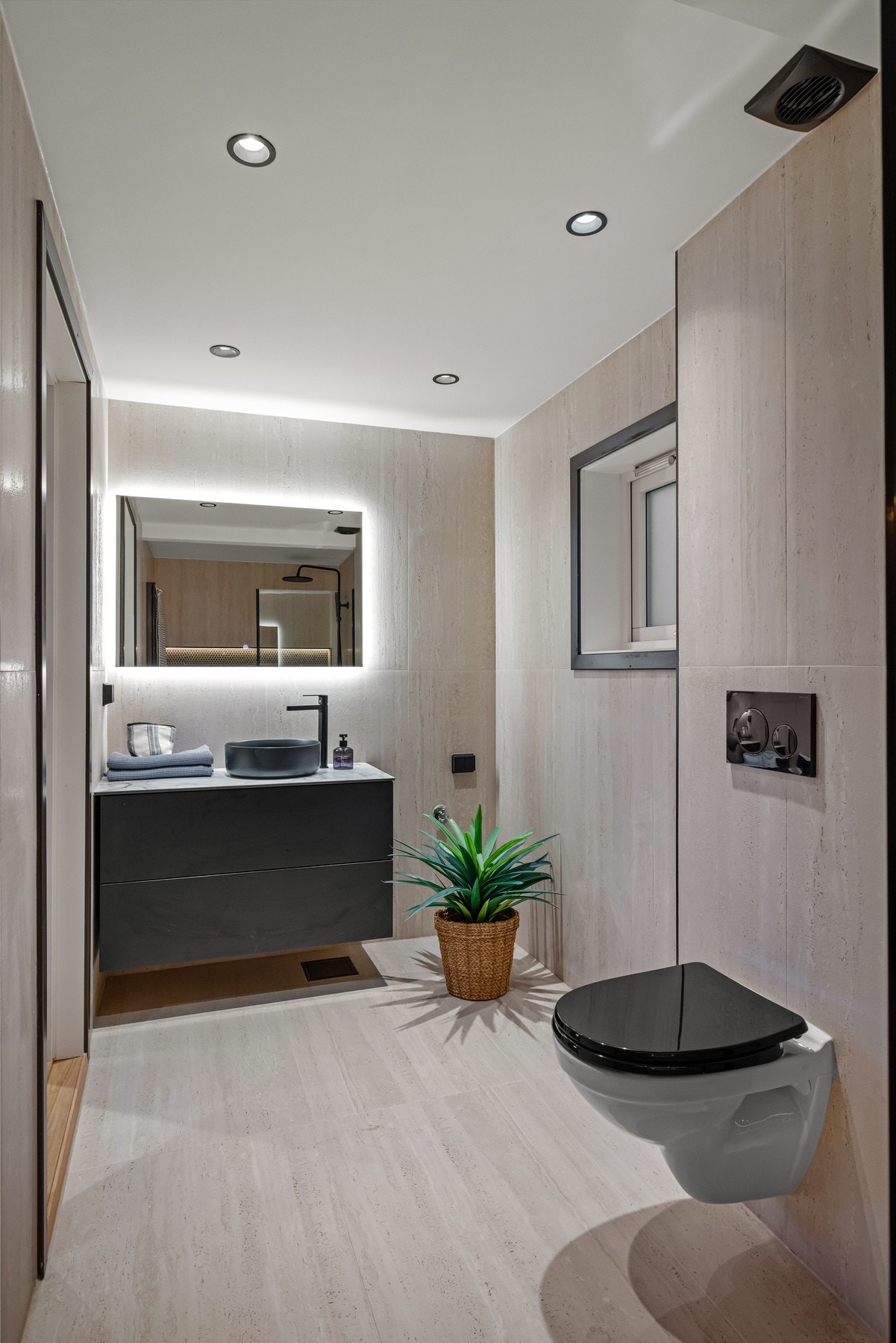Badet i hovedetasjen ble også oppført i 2025/2026 og holder en gjennomgående moderne standard. Galleribilde