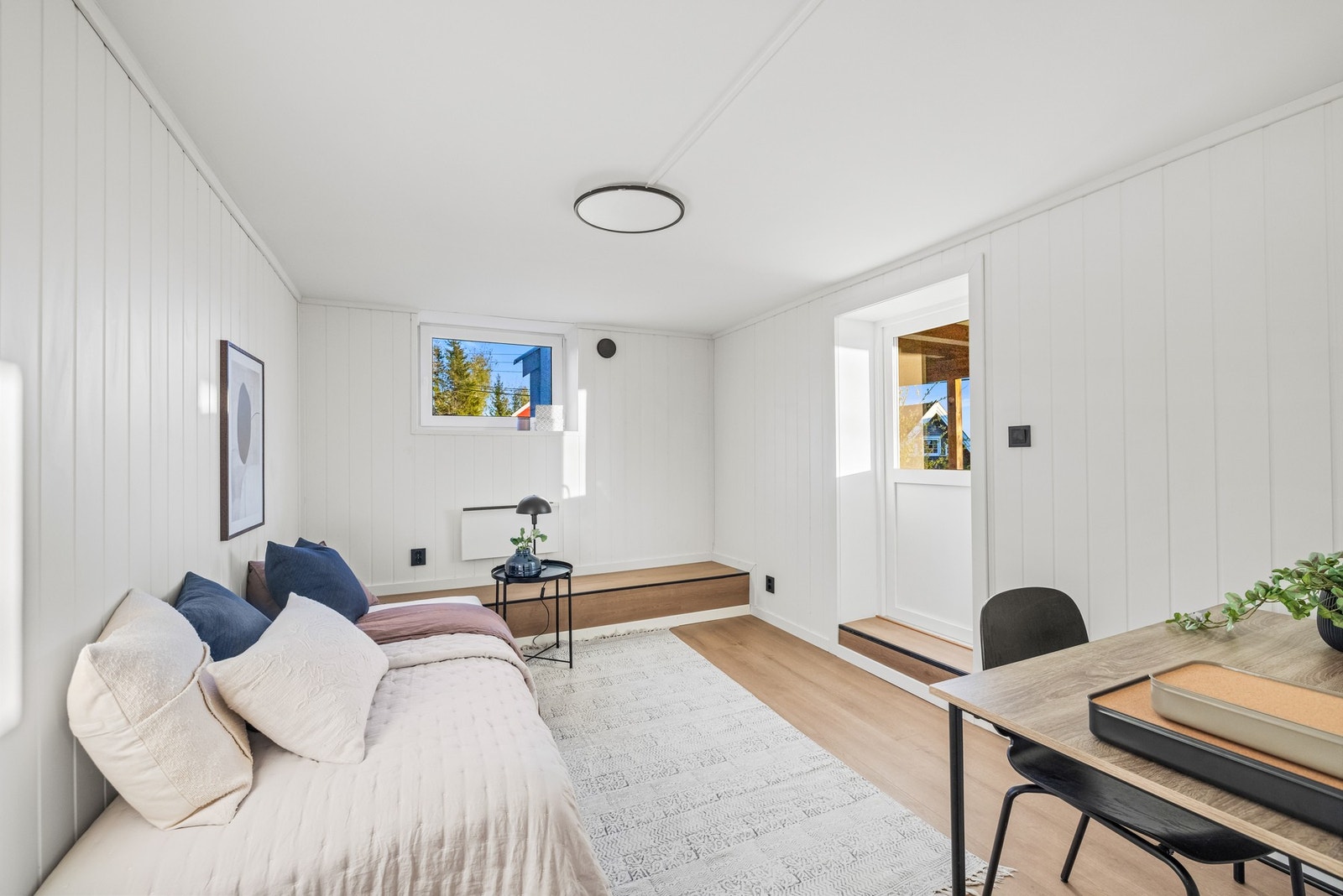 Det er to soverom i underetasjen hvor det er god plass til dobbeltseng med tilhørende møblement på begge rommene. Galleribilde
