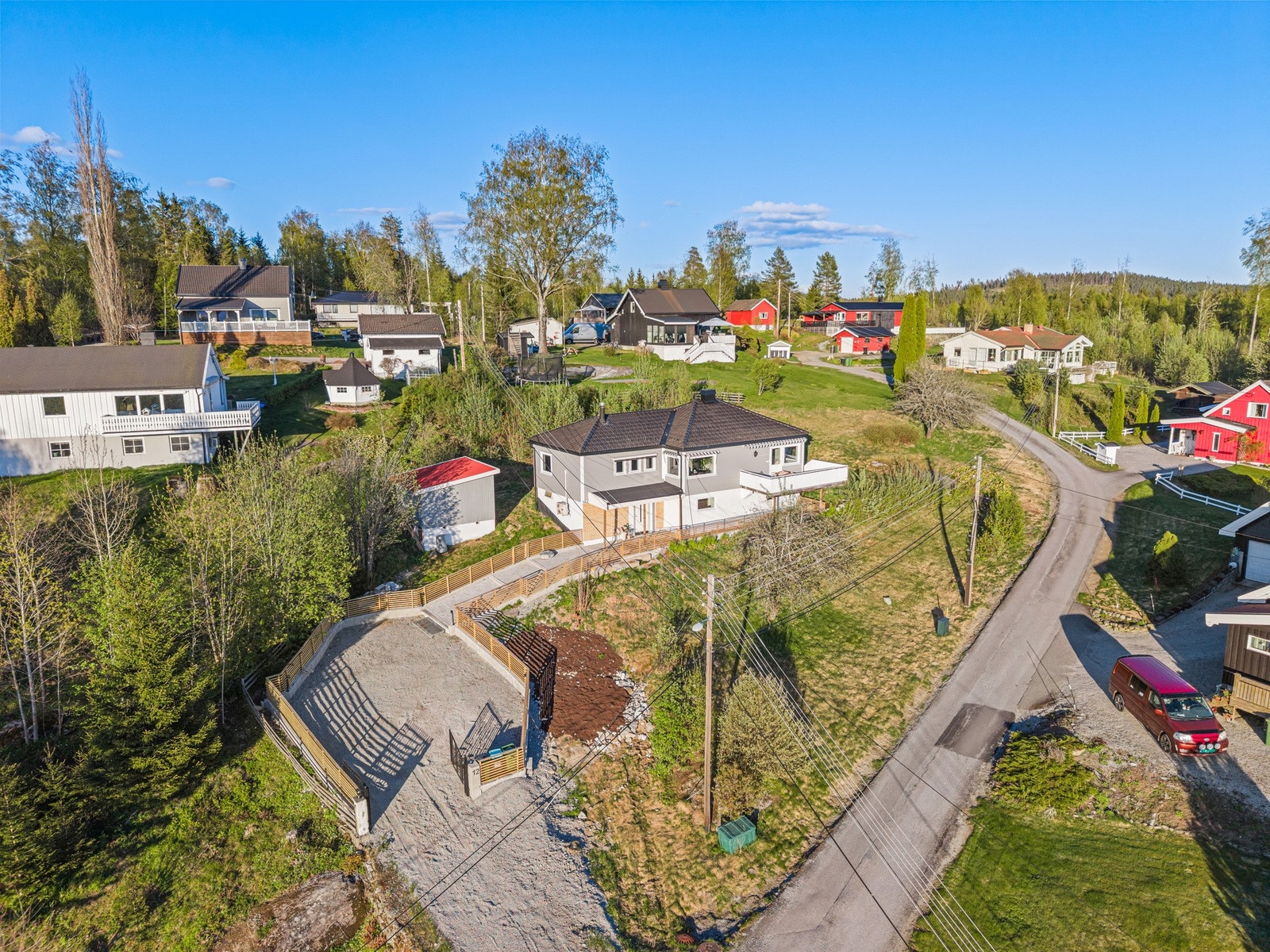 Eiendommen har singlet gårdsplass med gode biloppstillingsmuligheter og asfaltert adkomstvei som sikrer enkel adkomst året rundt. Galleribilde
