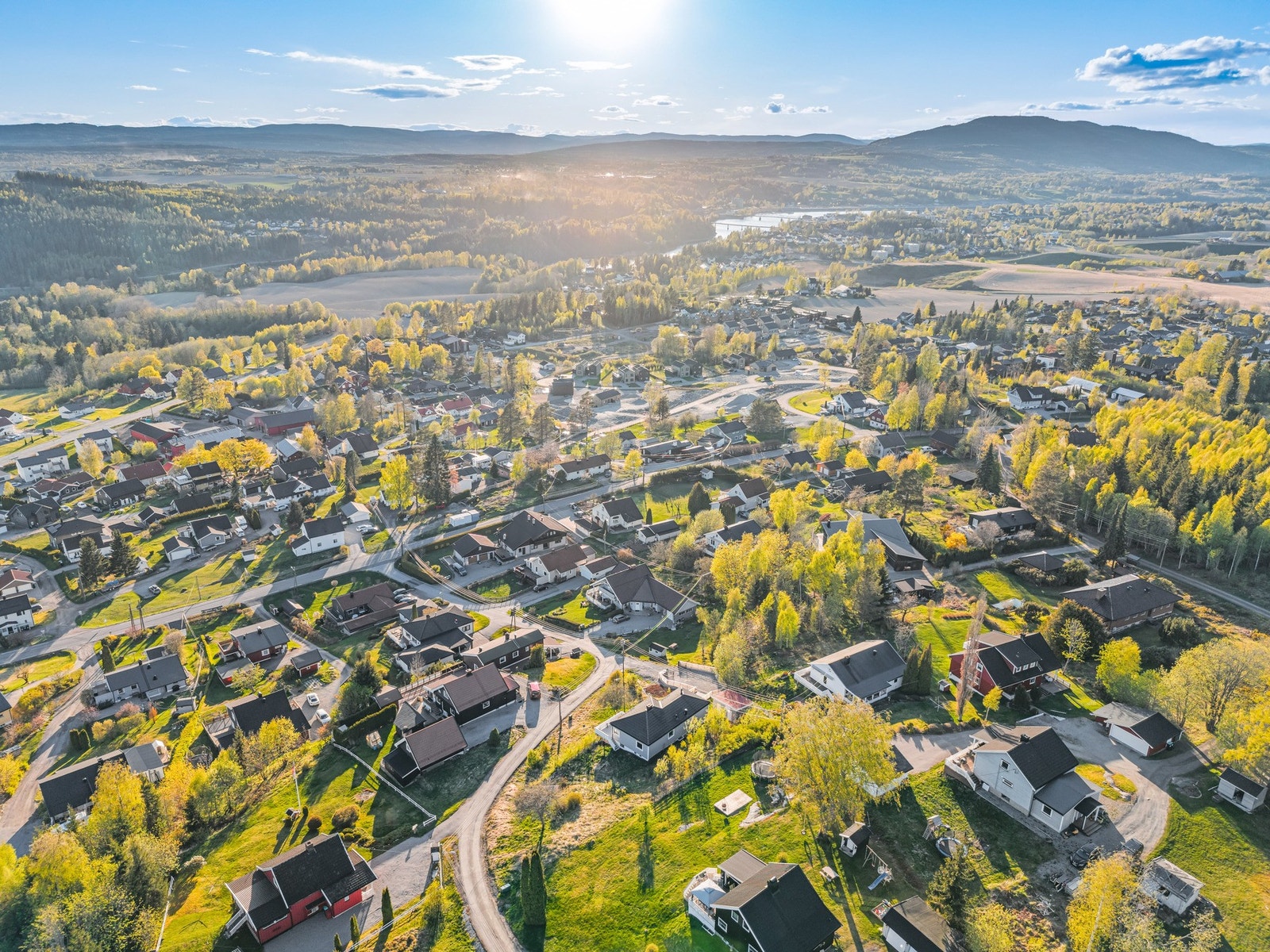 Boligen ligger i rolige og landlige omgivelser med kort vei til Sundet sentrum, hvor du finner et godt utvalg av butikker, servicetilbud, skoler og kollektivtransport. Galleribilde