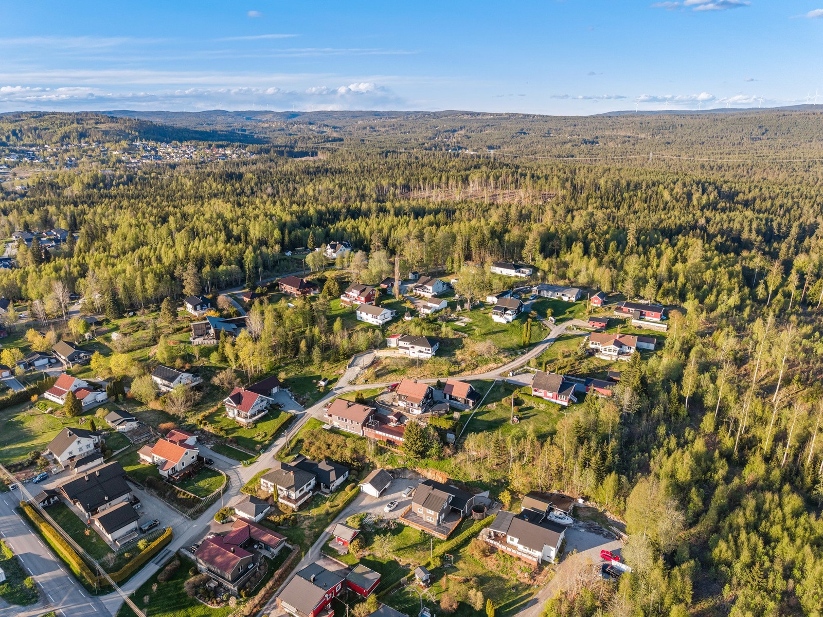 Fra Eidsvoll stasjon går det hyppige togavganger mot både Oslo og Gardermoen, med reisetid på ca. 35 minutter til Oslo og ca. 10 minutter til Gardermoen. Galleribilde