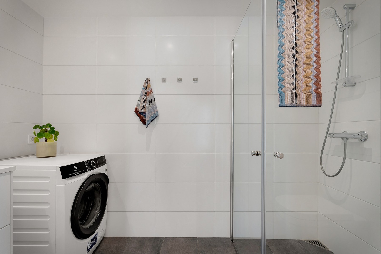 - Badet har et lyst og klassisk uttrykk med flislagte overflater og varme i gulv - Galleribilde