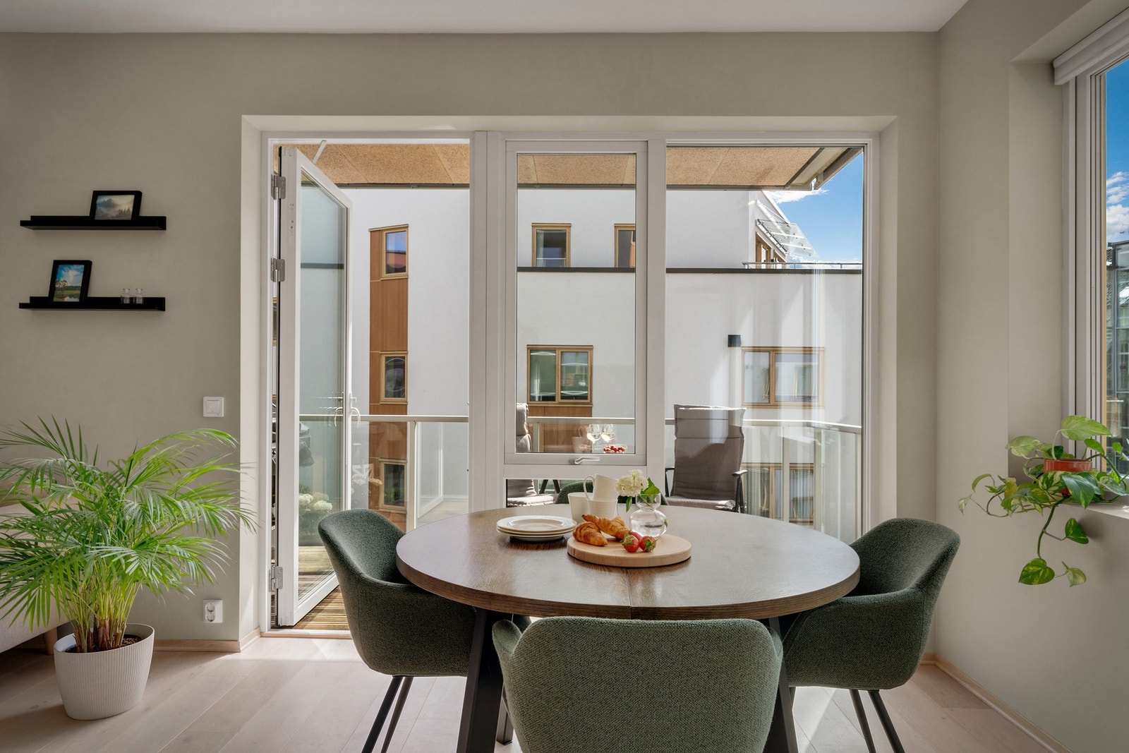 - Fra stuen er det utgang til en hyggelig balkong på ca. 7,4 m² - Galleribilde