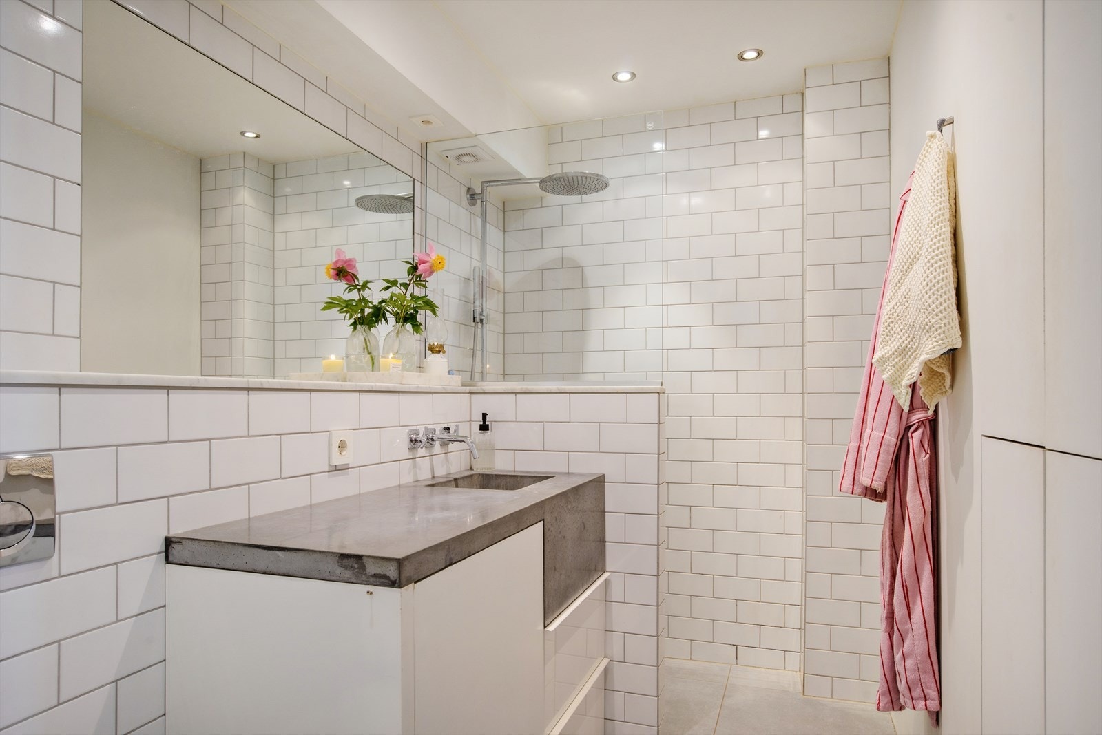 Badet ble oppgradert i 2014 og fremstår som moderne med flislagte overflater på både gulv og vegger. Galleribilde