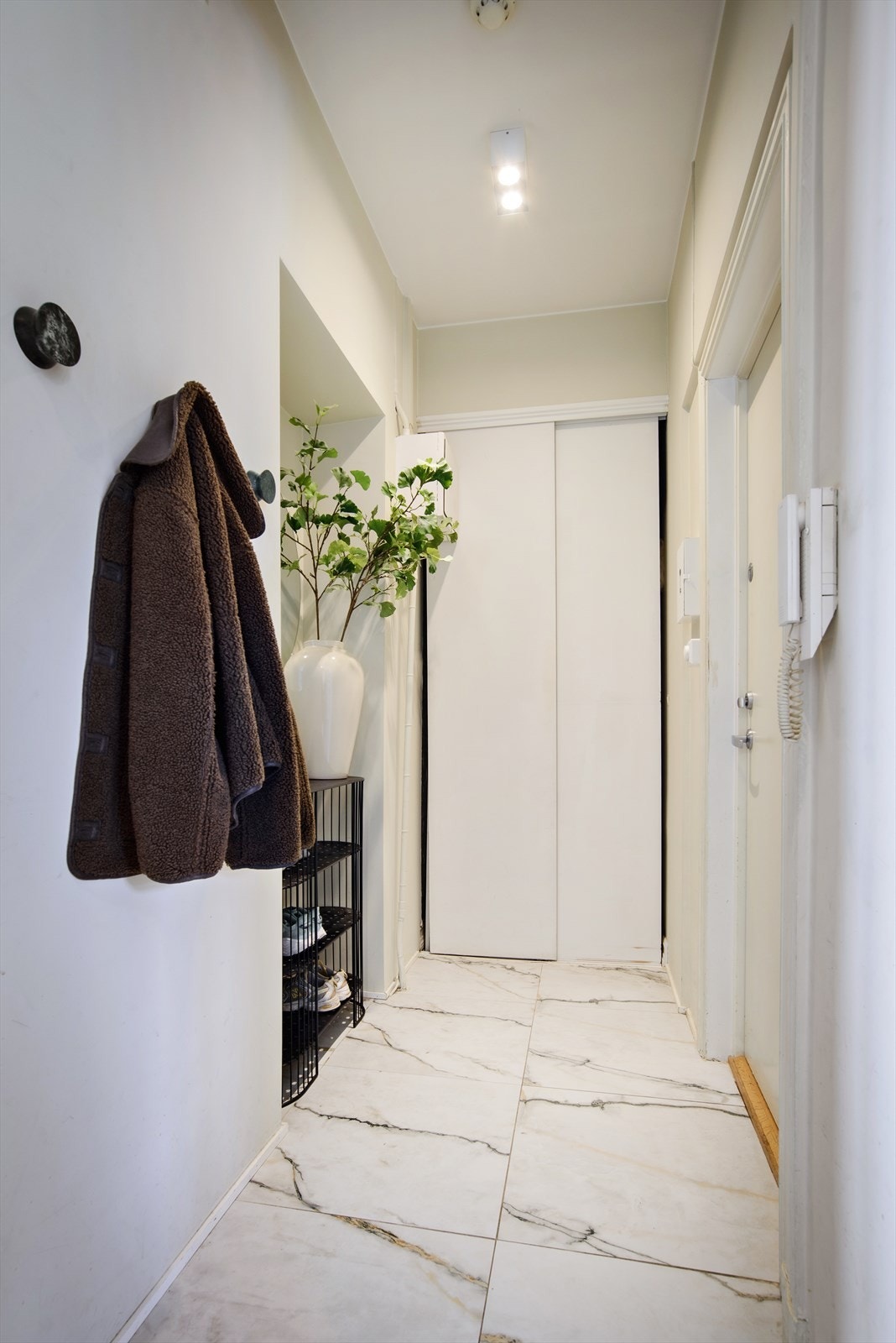 Velkommen inn til en lys og romslig entré som gir et godt førsteinntrykk av boligen. Galleribilde