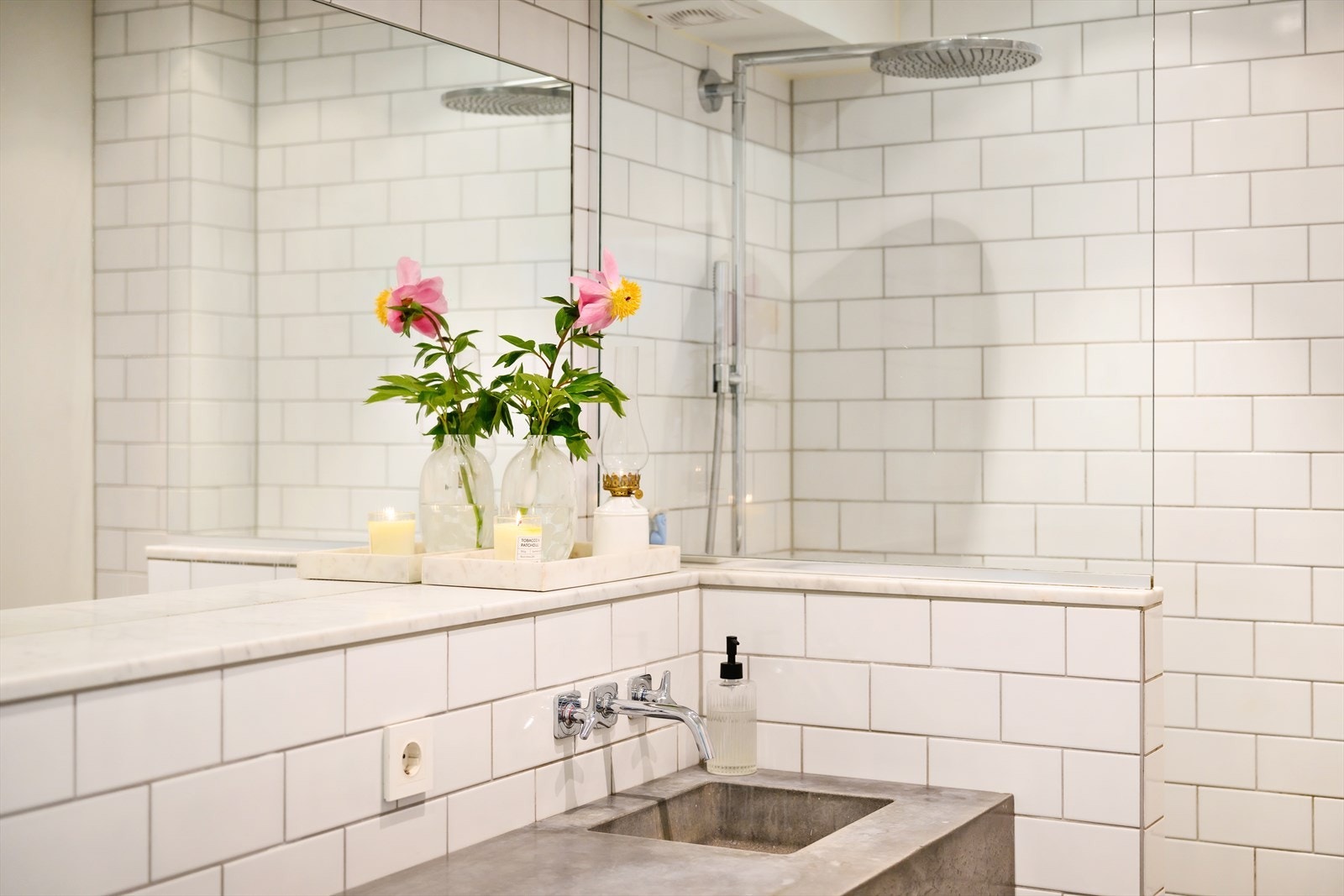 Badet fremstår som både praktisk og innbydende med gode løsninger for en komfortabel hverdag. Galleribilde