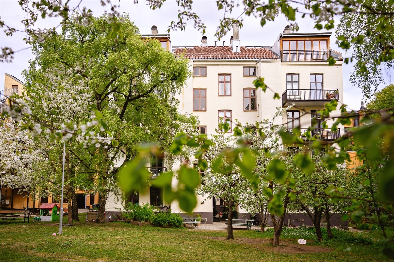 Bygården fra 1893 er vernet som kulturminne, noe som sikrer bevaring av den historiske fasaden. Galleribilde