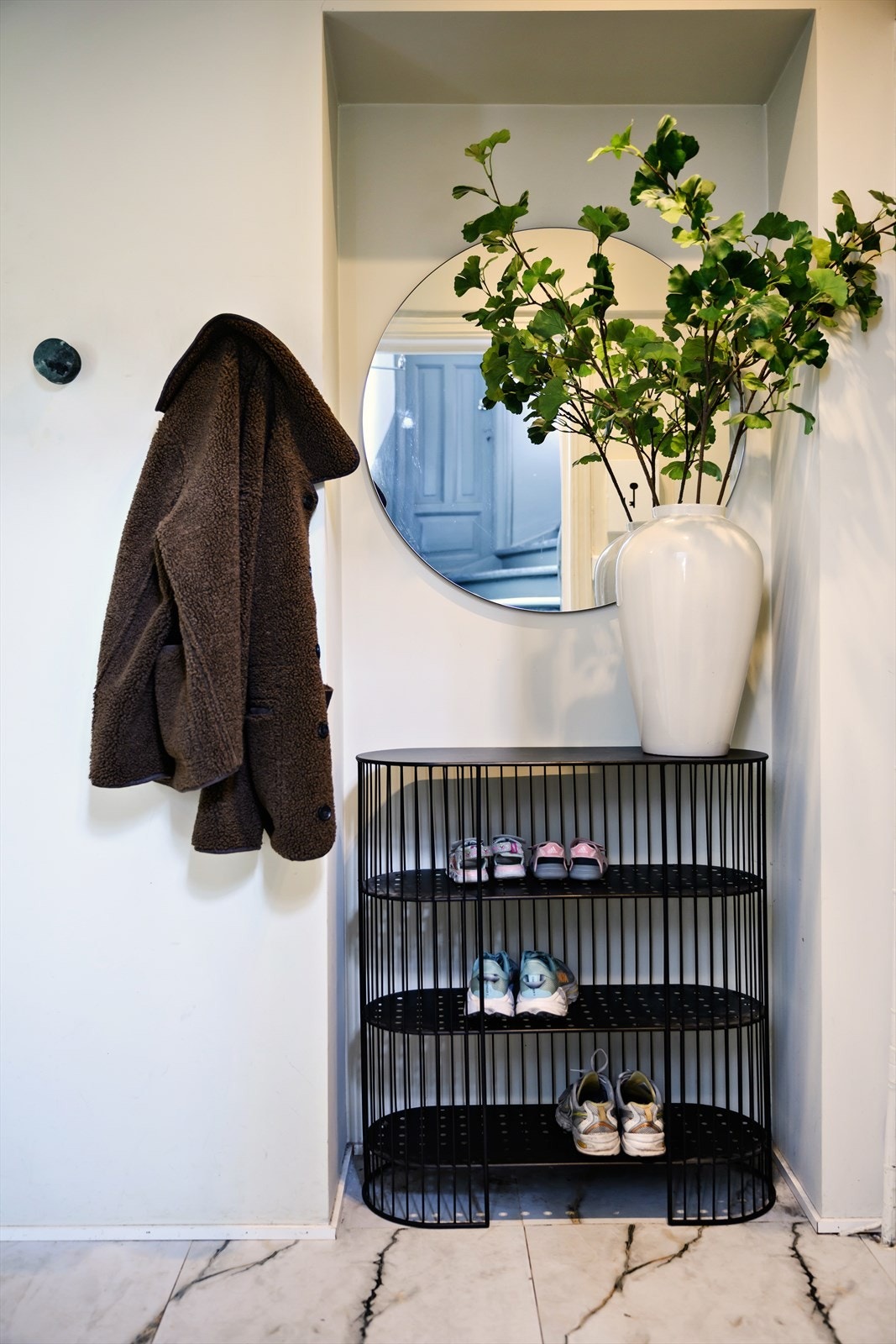 Her er det god plass til oppbevaring av yttertøy og sko i skyvedørsgarderobe, skohyller og knagger. Galleribilde