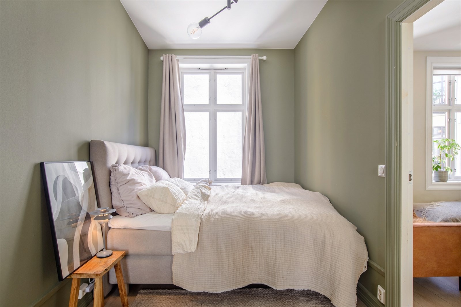 Hovedsoverommet er romslig og har god plass til dobbeltseng med tilhørende nattbord. Galleribilde