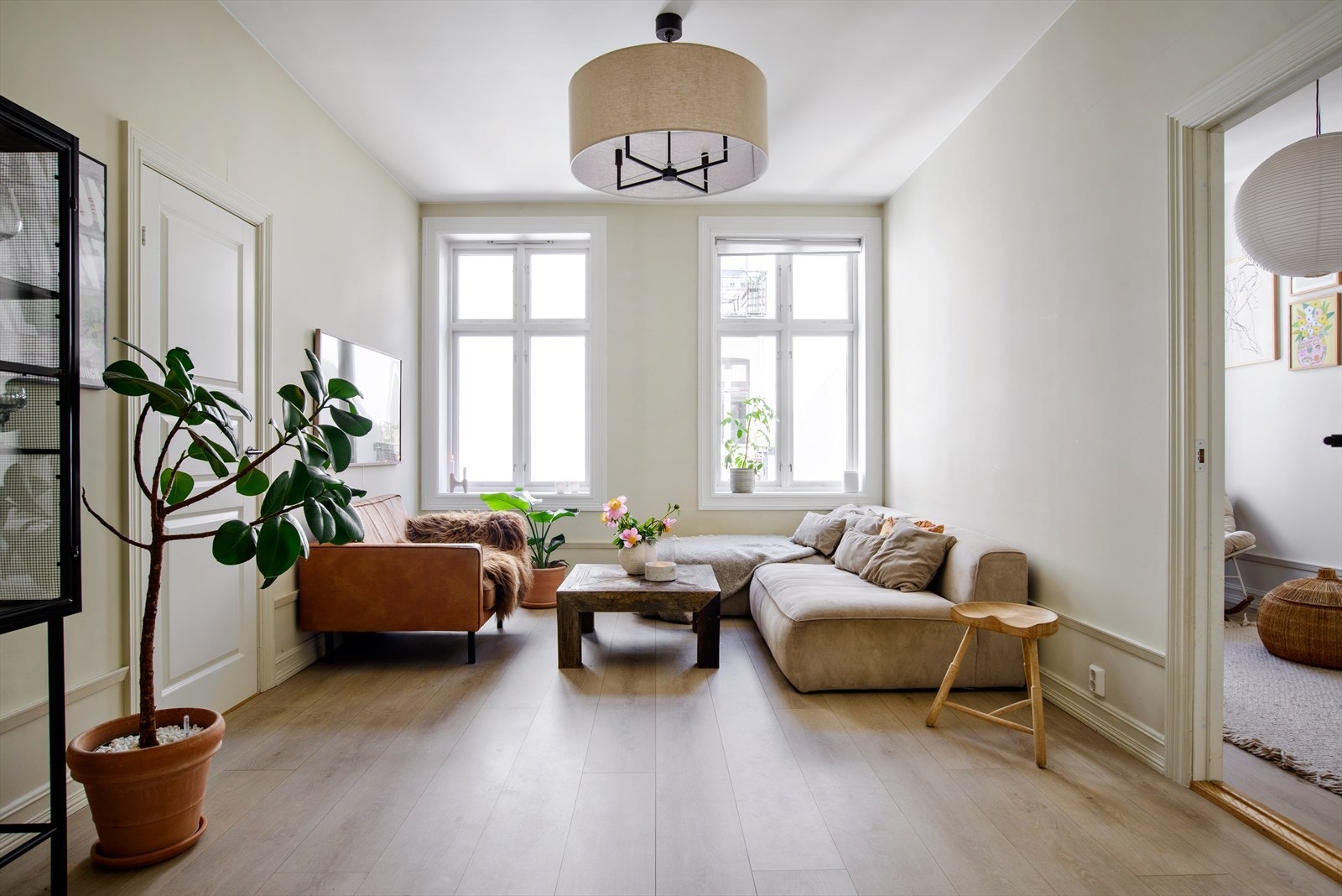 Leiligheten er gjennomgående og det er rikelig med naturlig lys Galleribilde