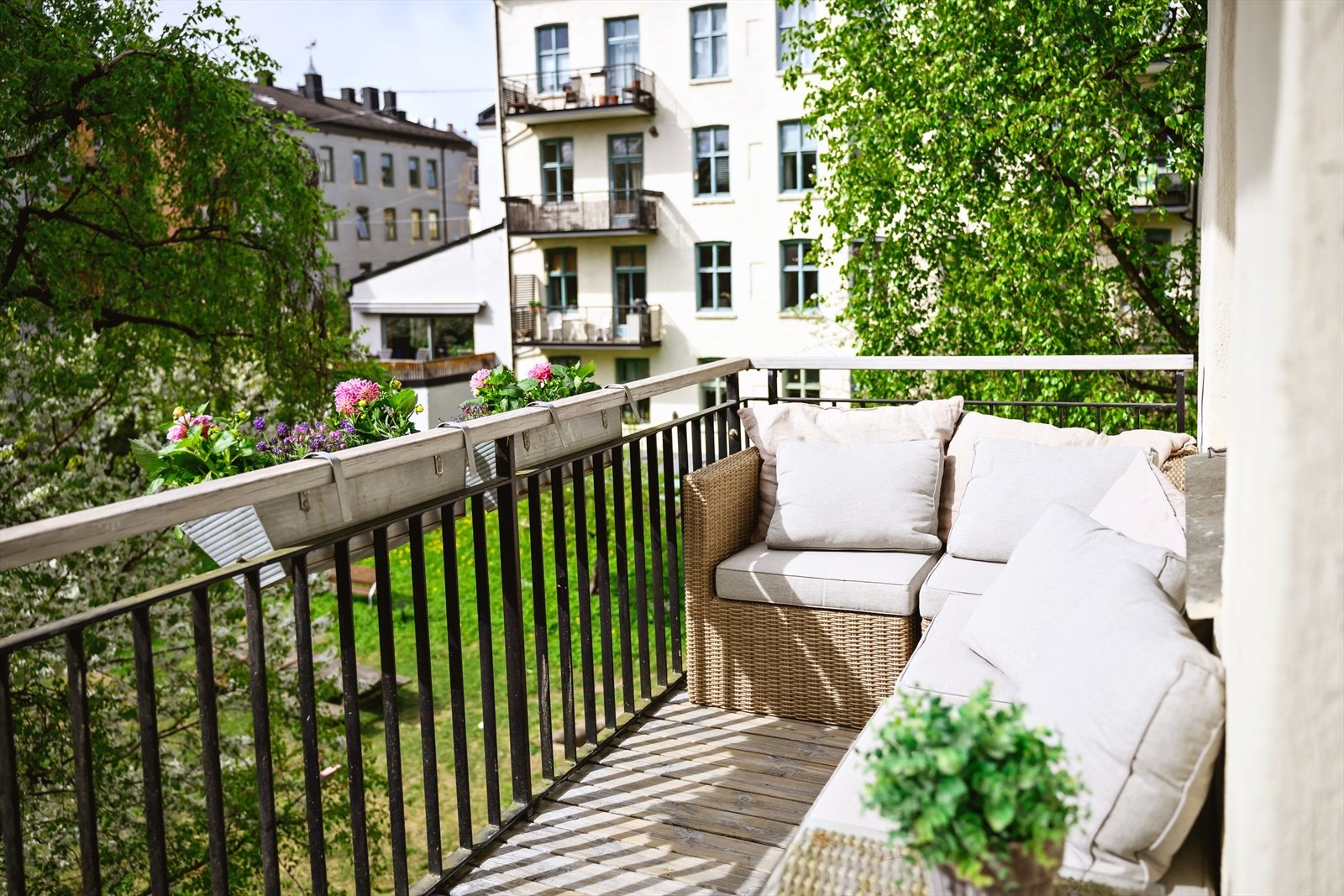 Balkongen (6m2) har en solrik plassering og god plass til sittegruppe, cafébord og beplantning. Galleribilde