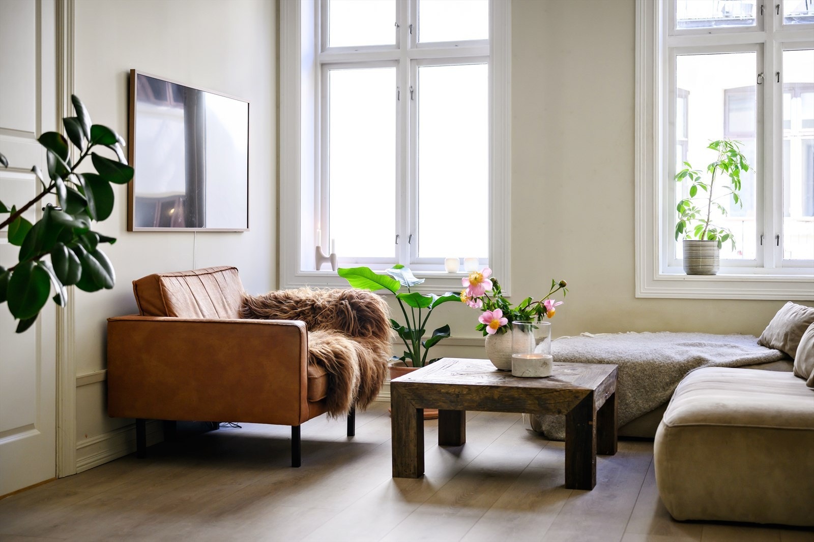 Her er det svært gode møbleringsmuligheter med plass til sofagruppe, TV-løsning og spisebord dersom ønskelig. Galleribilde