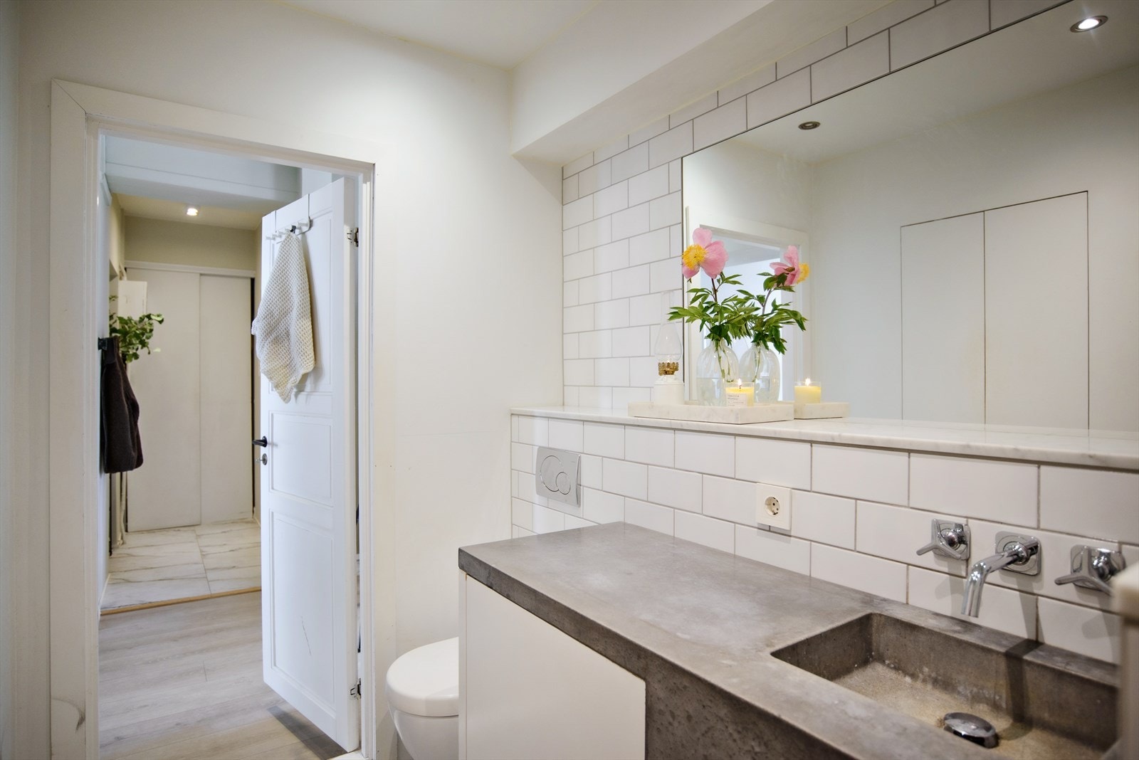 Badet ligger sentralt i boligen med enkel adkomst fra inngangspartiet. Galleribilde