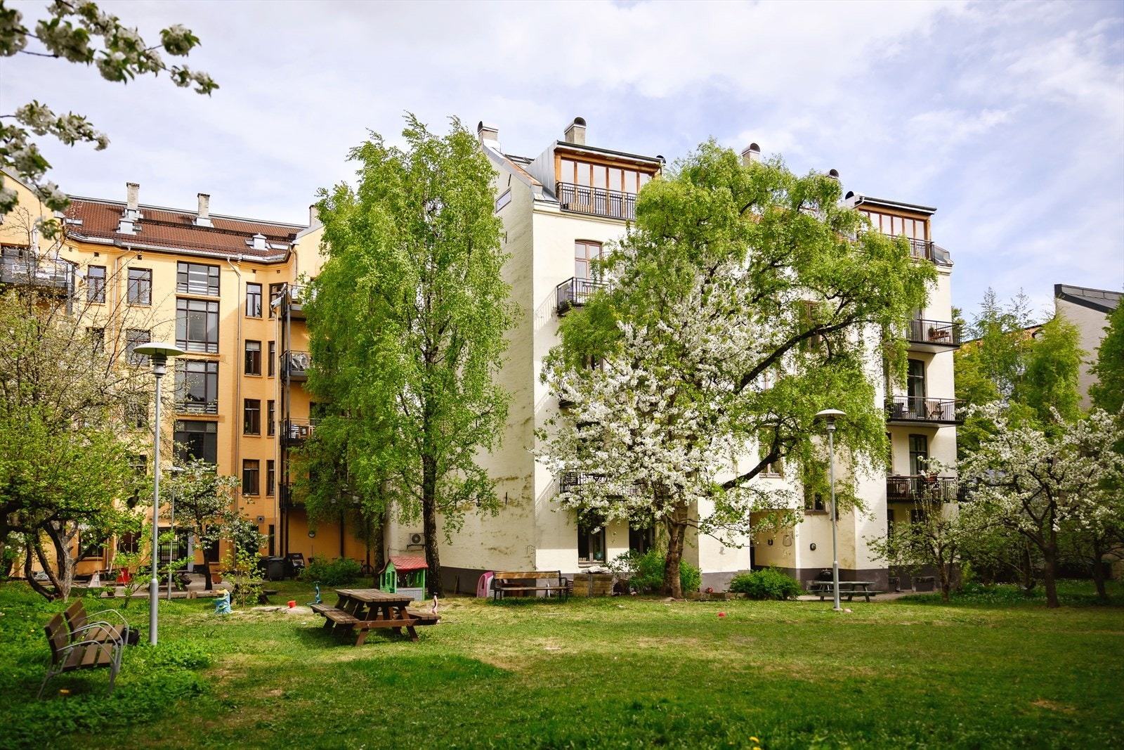 Boligen er en del av Sameiet Olaf Ryesplass 5 som består av 21 boligenheter på Grünerløkka. Galleribilde