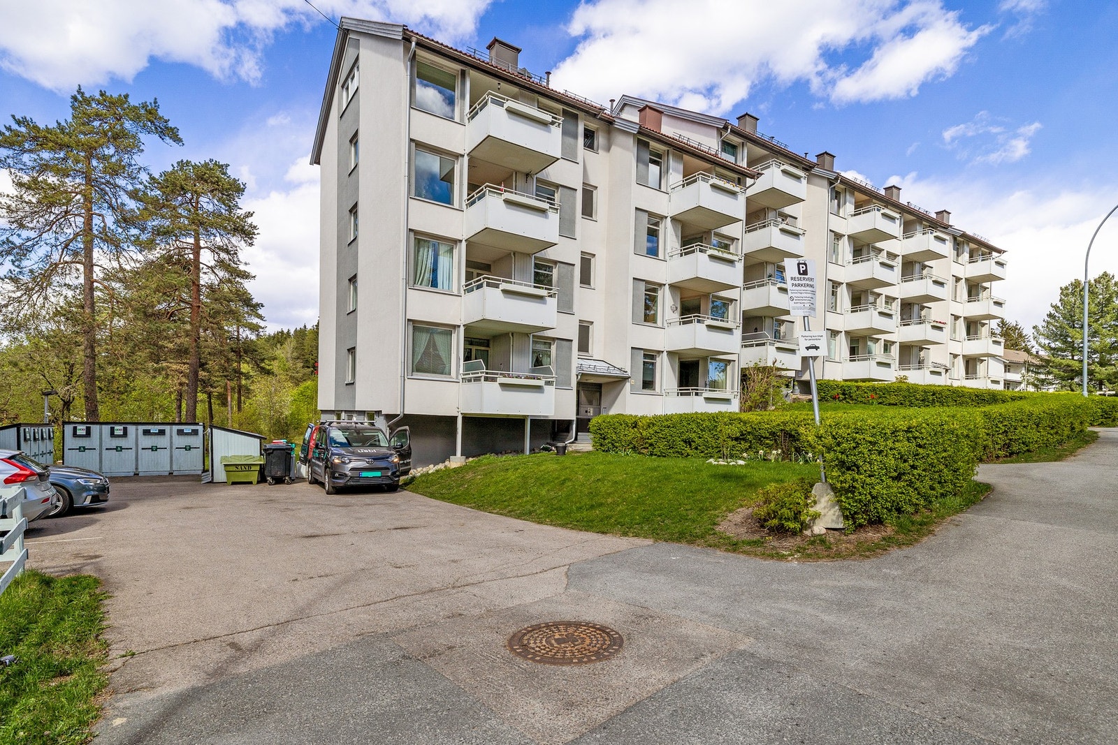 Sameiet har 12 parkeringsplasser som benyttes av beboerne kostnadsfritt etter førstemann til mølla prinsippet. Mulighet for kjøp/leie av garasje i umiddelbar nærhet. Galleribilde