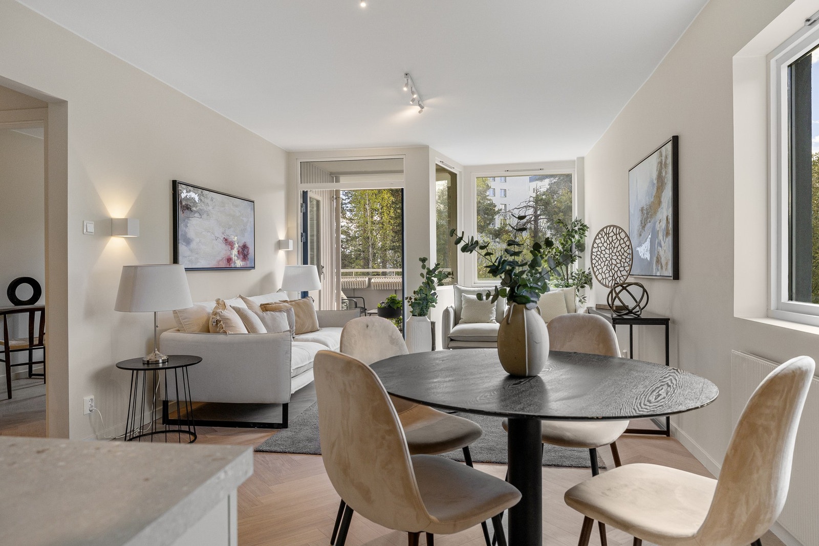 Meget god og optimal planløsning med plass til både spisestue og sofagruppe. Galleribilde