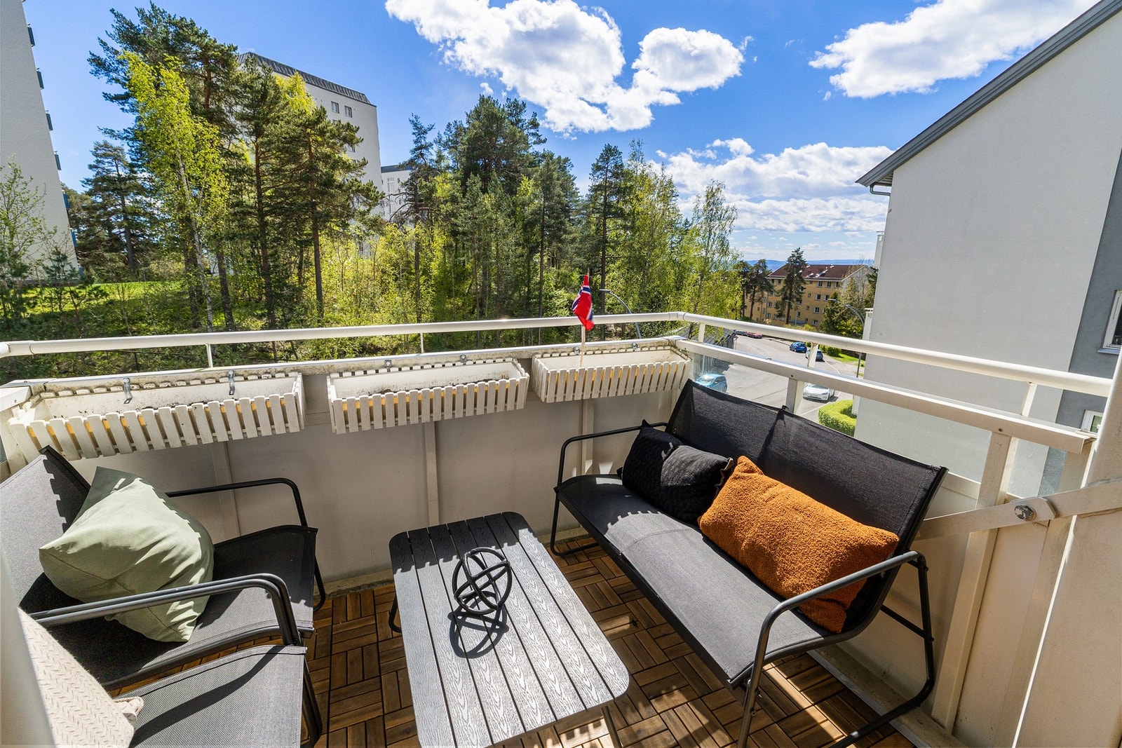Sydvendt balkong med sol store deler av dagen. Galleribilde