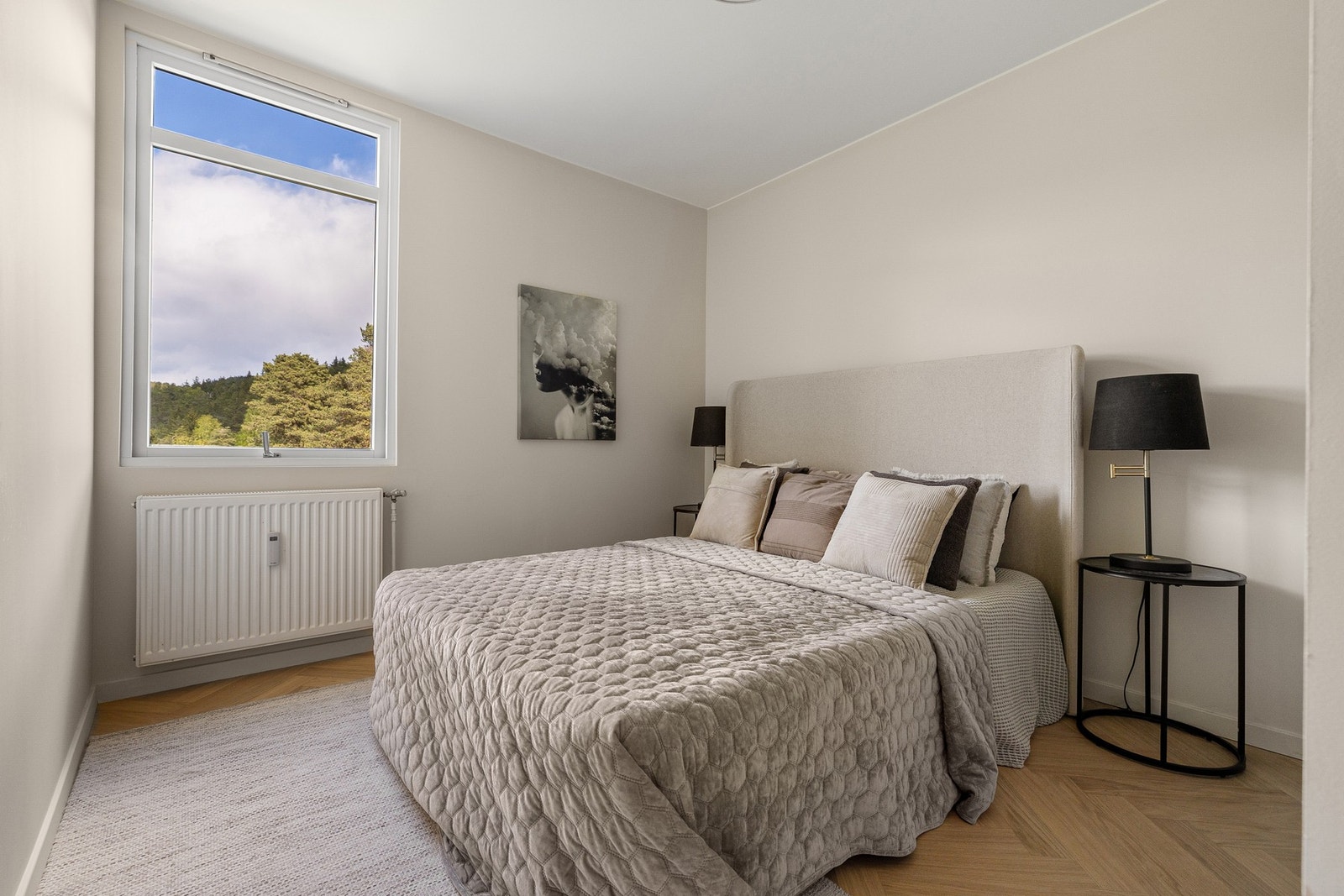 Master soverom vender mot rolige omgivelser. Á konto oppvarming og varmtvann er inkludert i fellesutgiftene. Galleribilde
