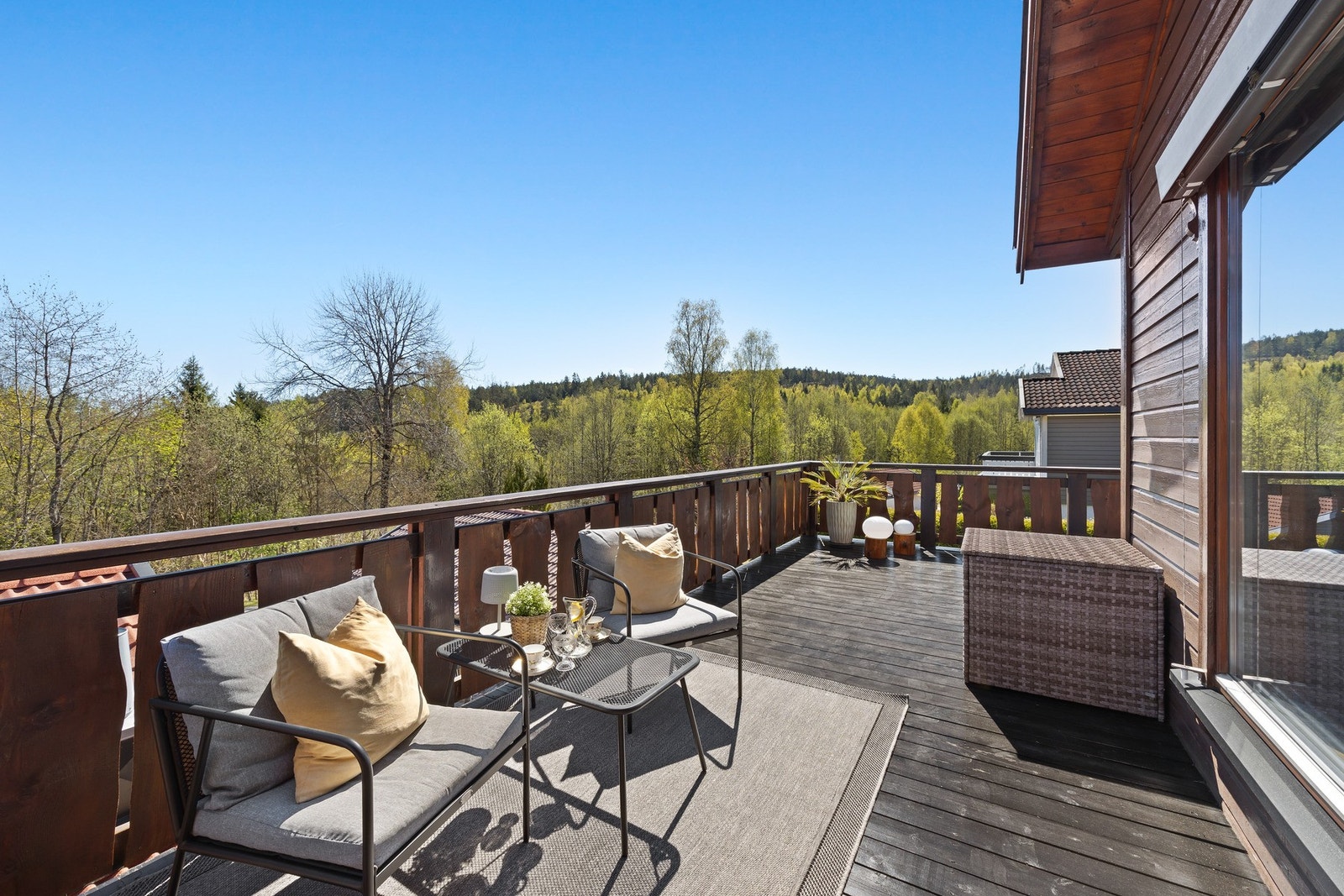 Solrik terrasse og skjermet hage Galleribilde