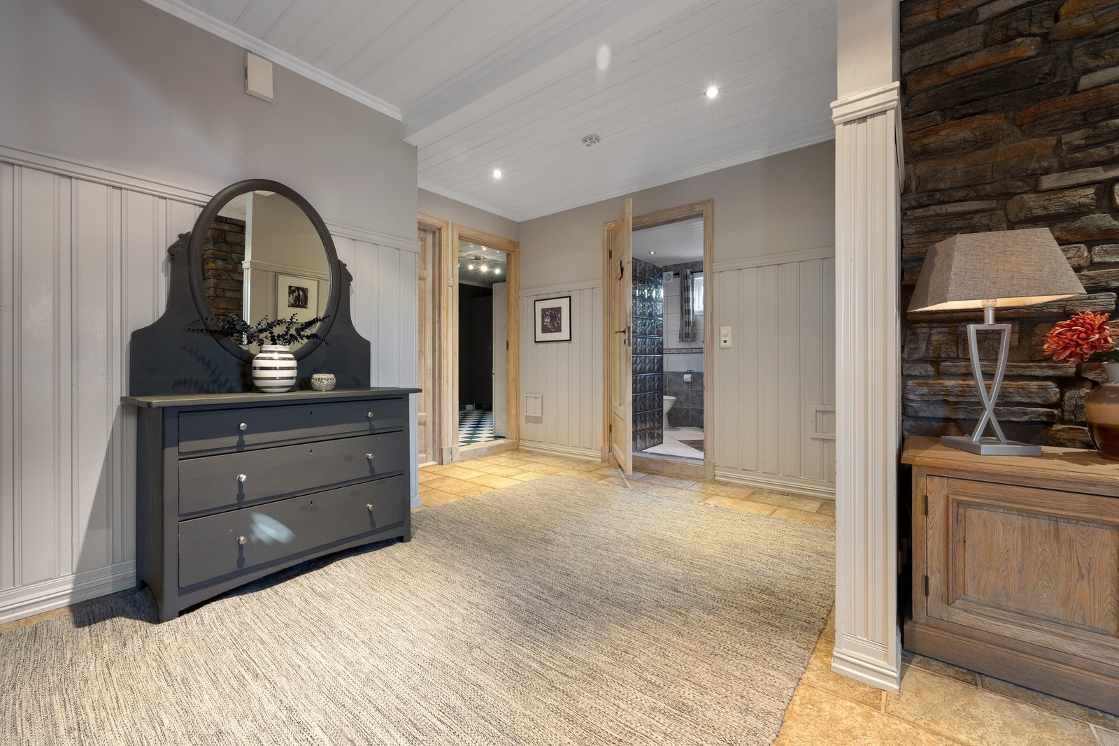 Hall med garderobe Galleribilde