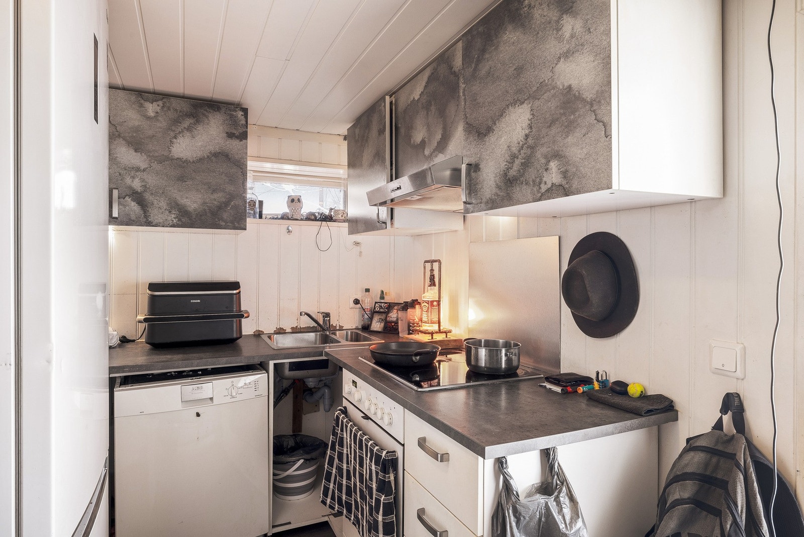 Kjøkken i underetasje med glatte fronter og laminat benkeplate. Galleribilde