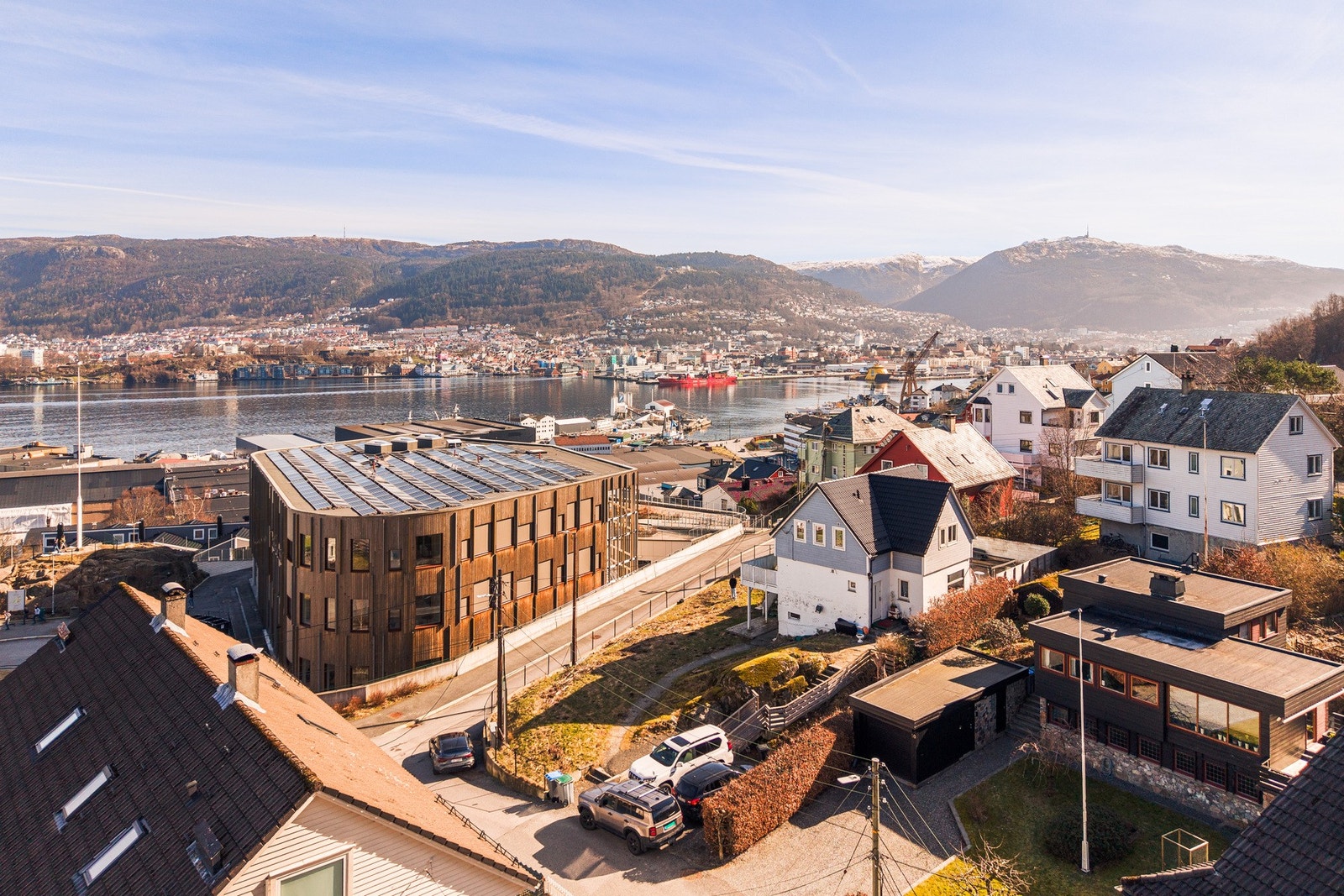 Det er kort vei inn til Bergen sentrum enten med bil eller buss. Galleribilde