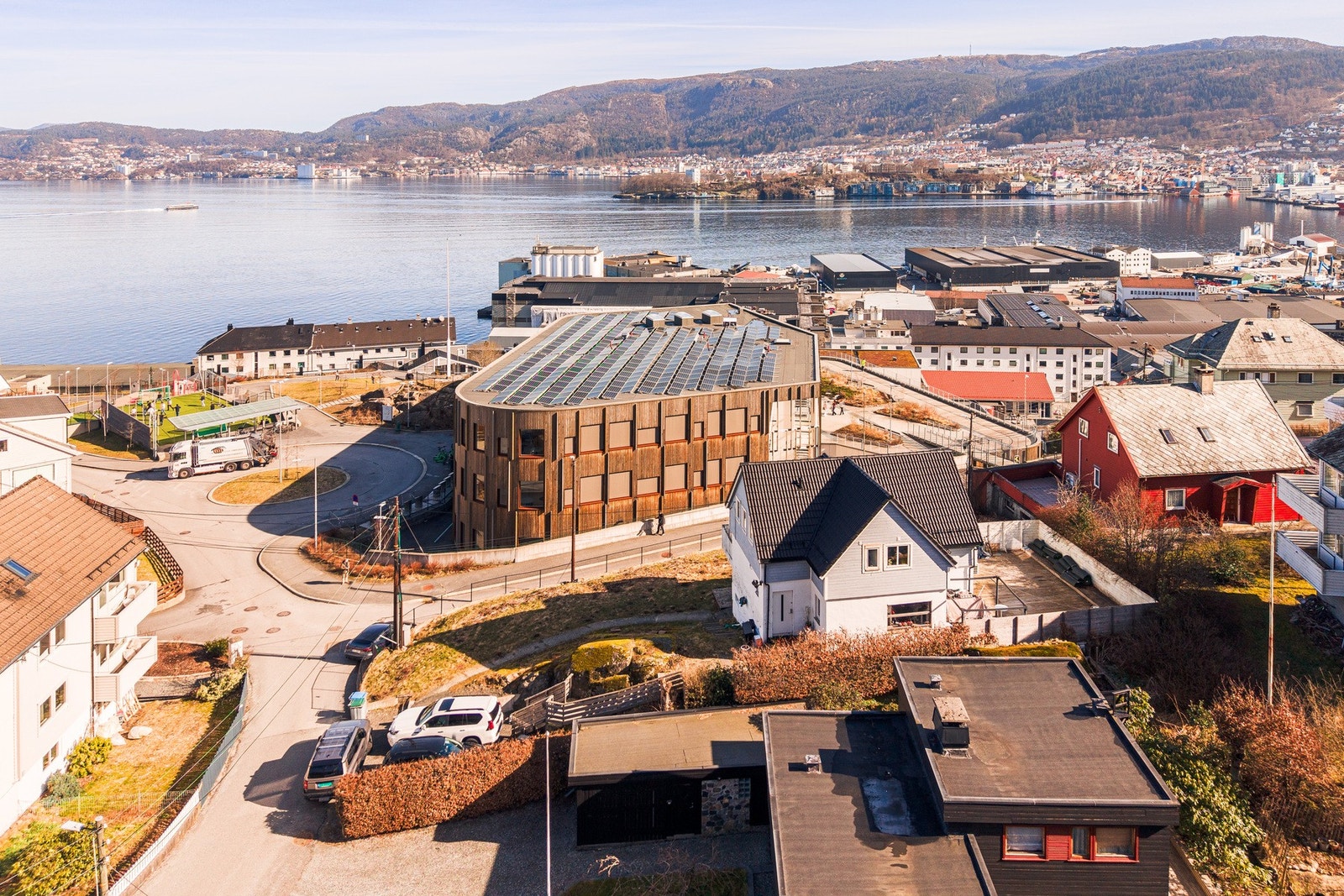 Kun 100 meter til Holen skole. Galleribilde