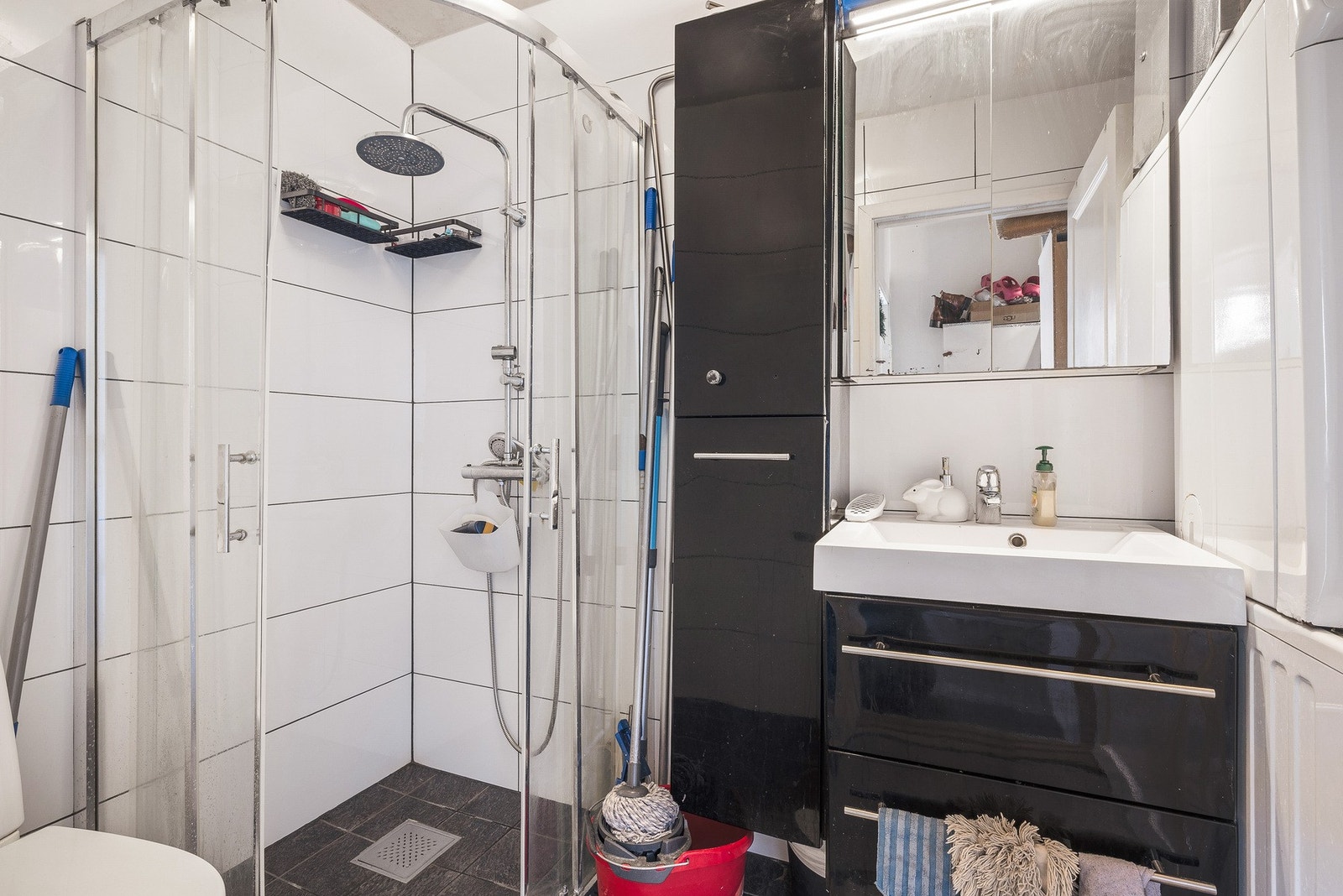 Helfliset bad med varme i gulv i 1. etasje. Badet er innredet med toalett, servant og dusjhjørne. Galleribilde