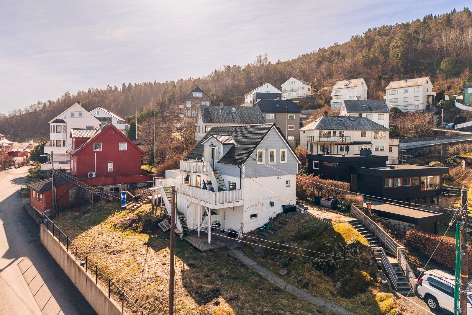Boligen byr på stor tomt. Galleribilde