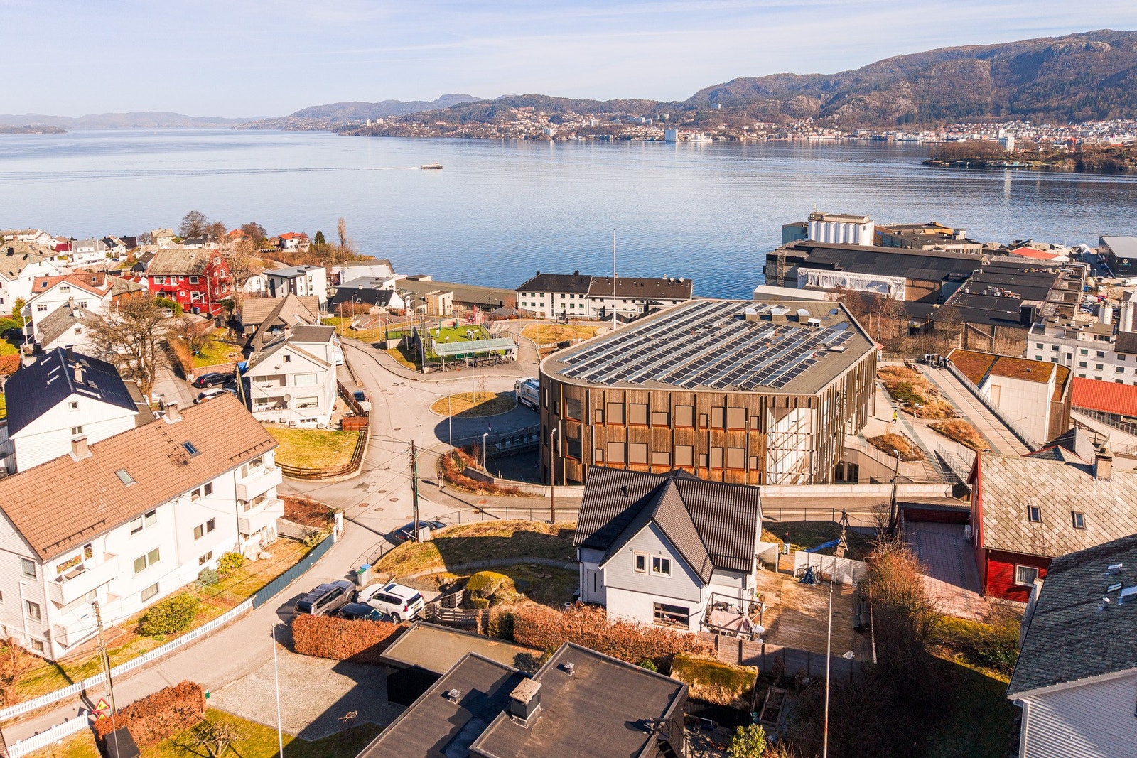 Fra boligen er det kort vei til busstopp og Laksevåg senter. Galleribilde