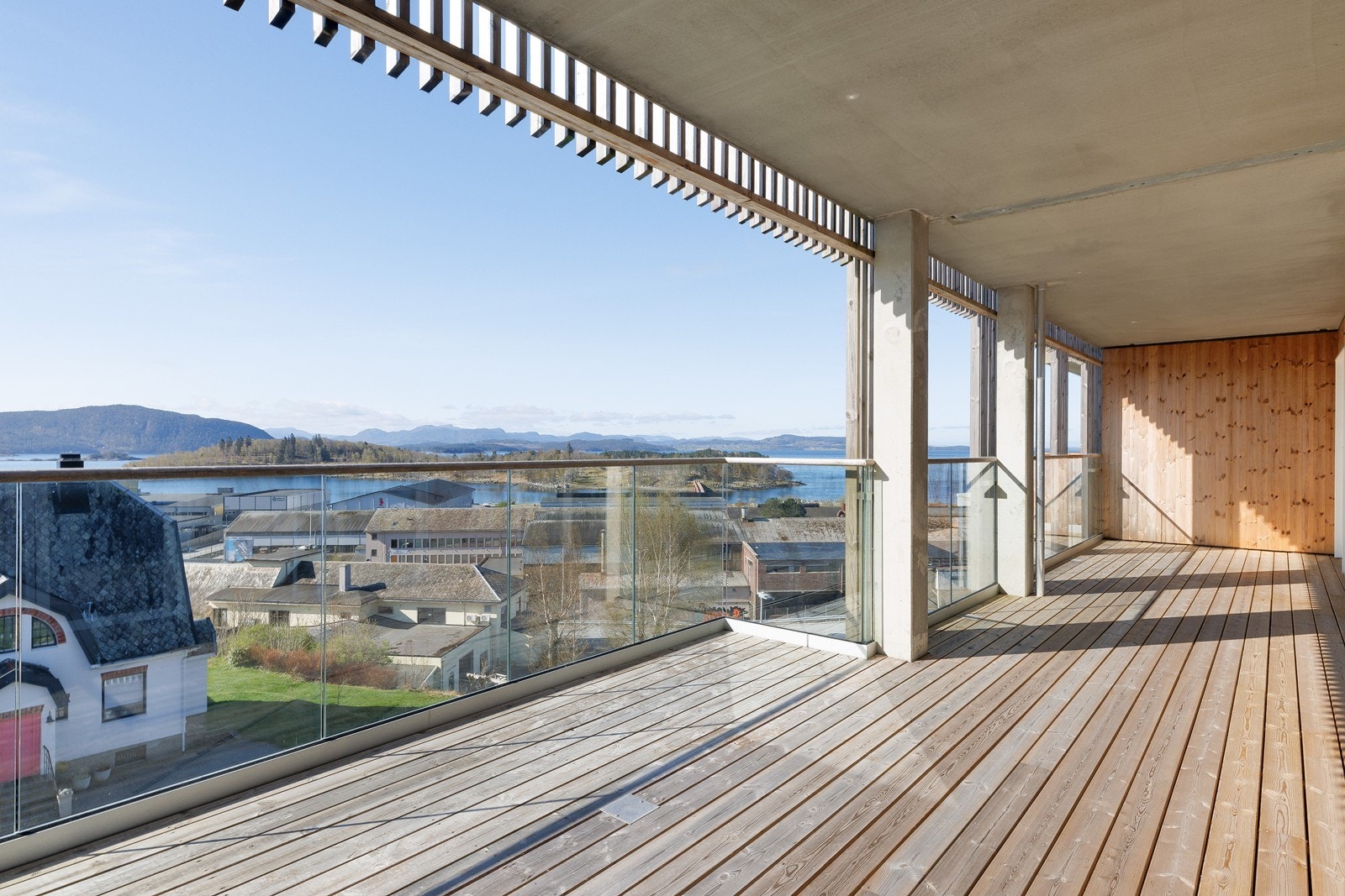 Leiligheten har en meget romslig og stor terrasse med overbygg og gode solforhold Galleribilde