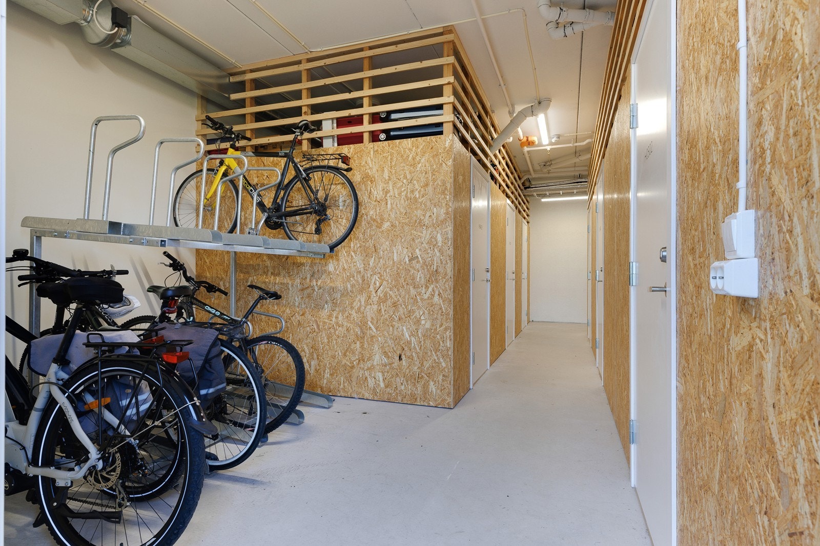 Egen sykkelparkering og praktiske bod til ekstra oppbevaring. Galleribilde