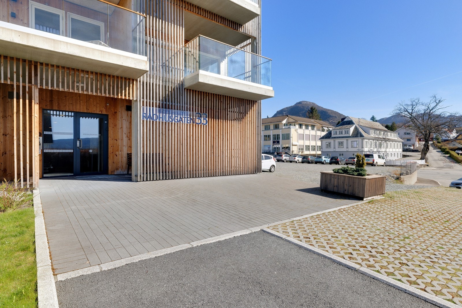 Pent inngangsparti inn til leilighetene. Galleribilde