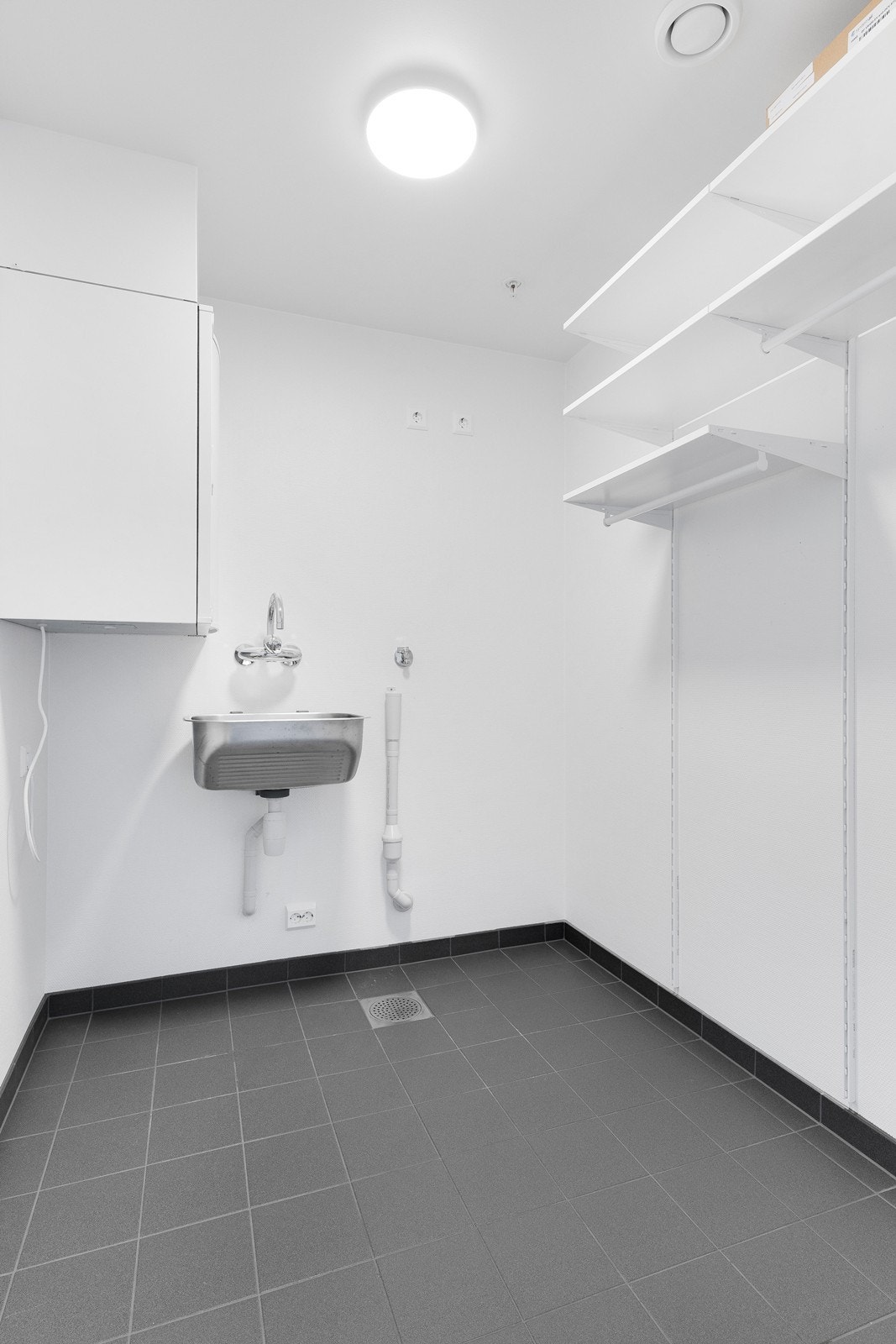 Eget vaskerom med god plass til oppbevaring. Praktisk løsning for en ryddig hverdag. Galleribilde