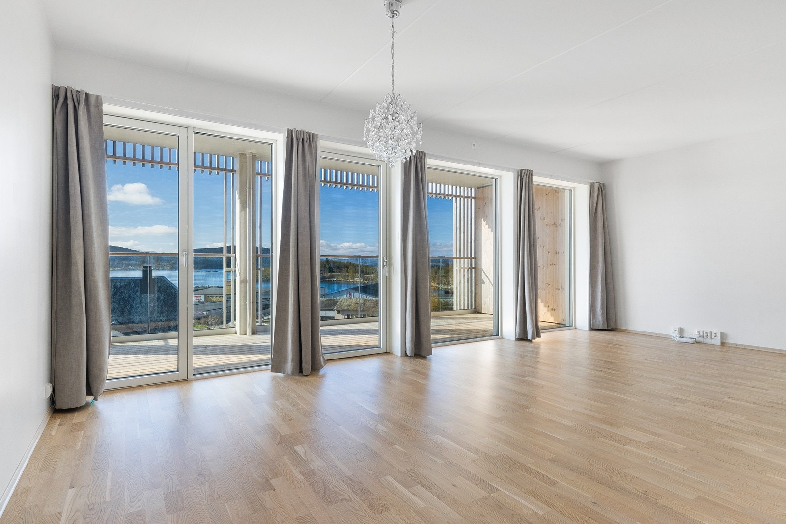 Leiligheten er lys og moderne med gjennomgående god standard og en fantastisk beliggenhet med utsikt over fjorden. Galleribilde