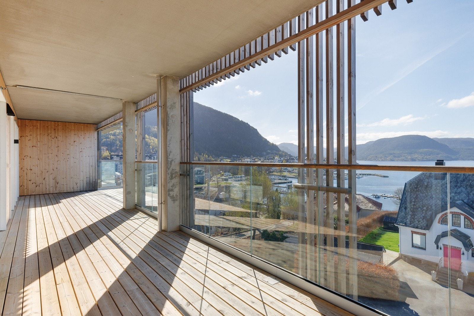 Det er god plass til flere sittegrupper og man kan enkelt samle hele familien. Galleribilde