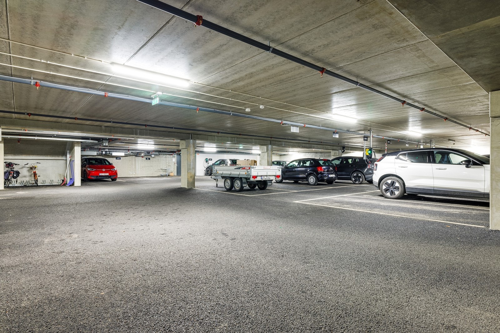 Garasjeplass i lukket anlegg med heistilknytning. Galleribilde