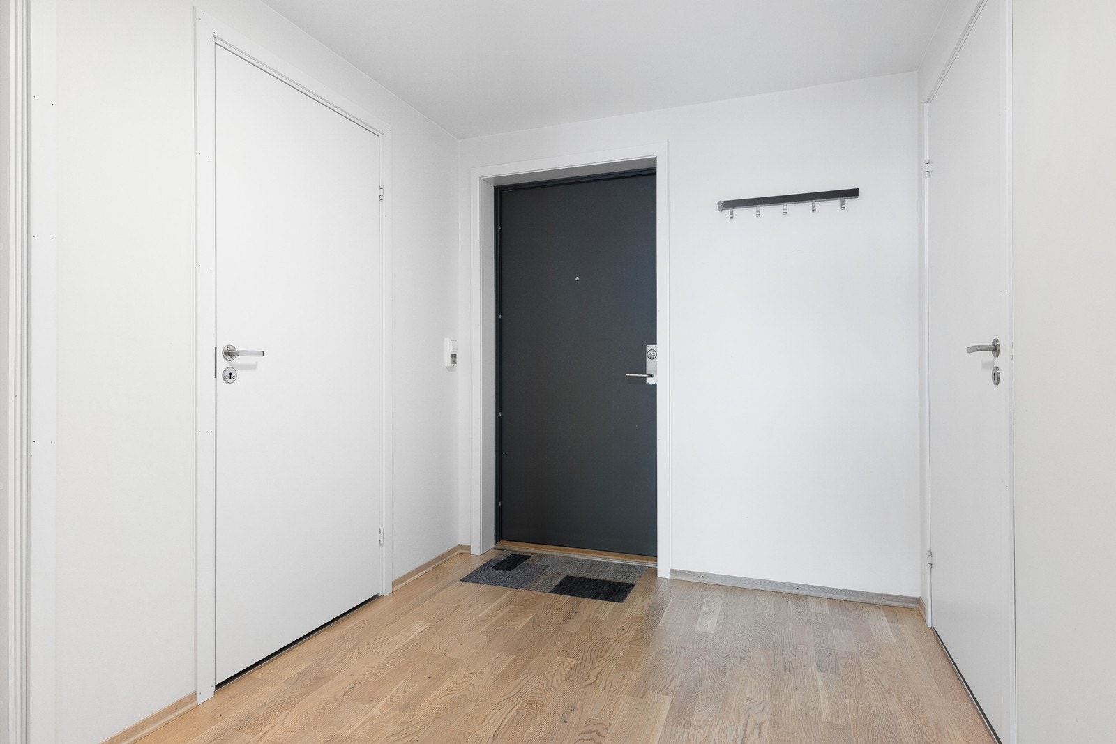 Entrè/inngangsparti med plass til yttertøy og sko. Galleribilde