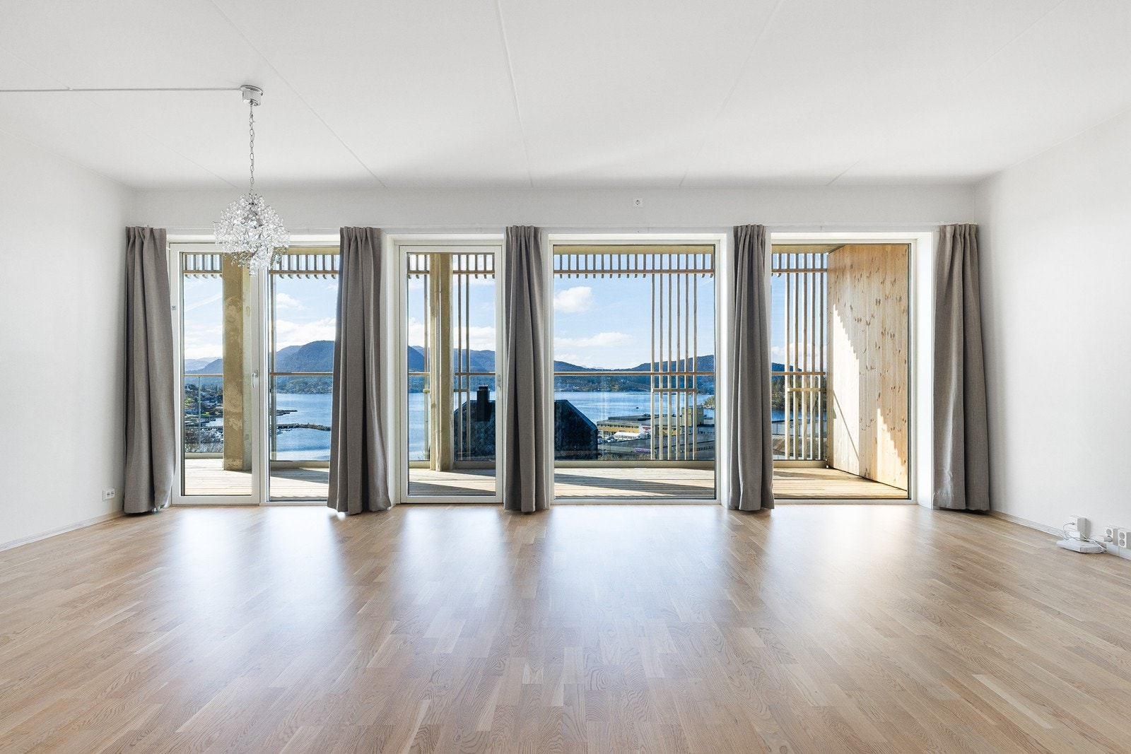 Stuen er romslig og svært møbleringsvennlig. Her er plass til både sittegrupper og spisebord. Galleribilde