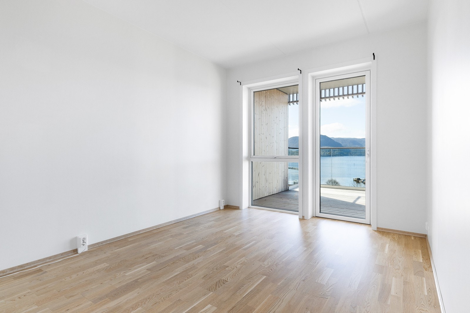 Hovedsoverom med vinduer til gulv og utgang til balkong. Galleribilde