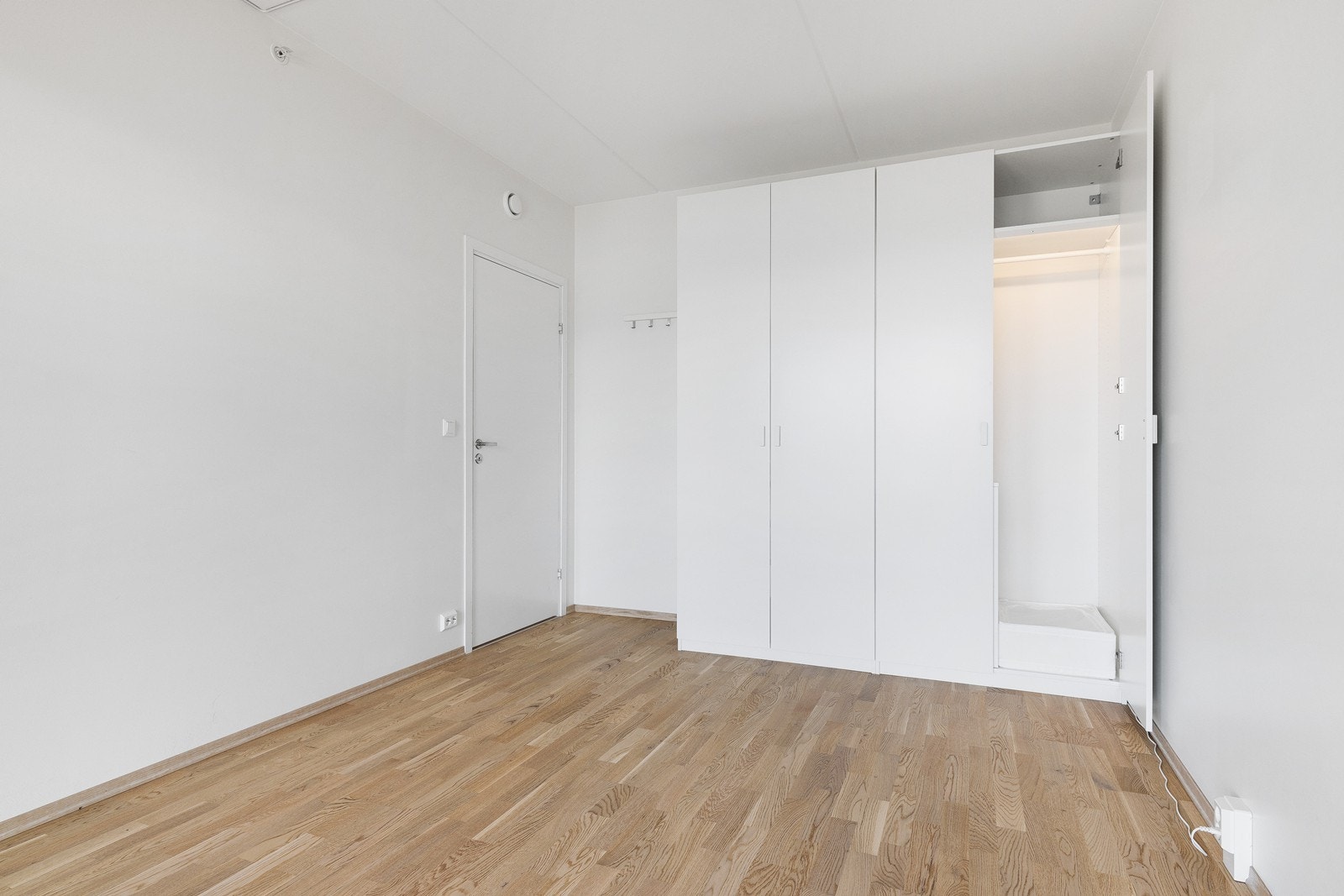 Garderobeskapene har innvendig belysning. Galleribilde