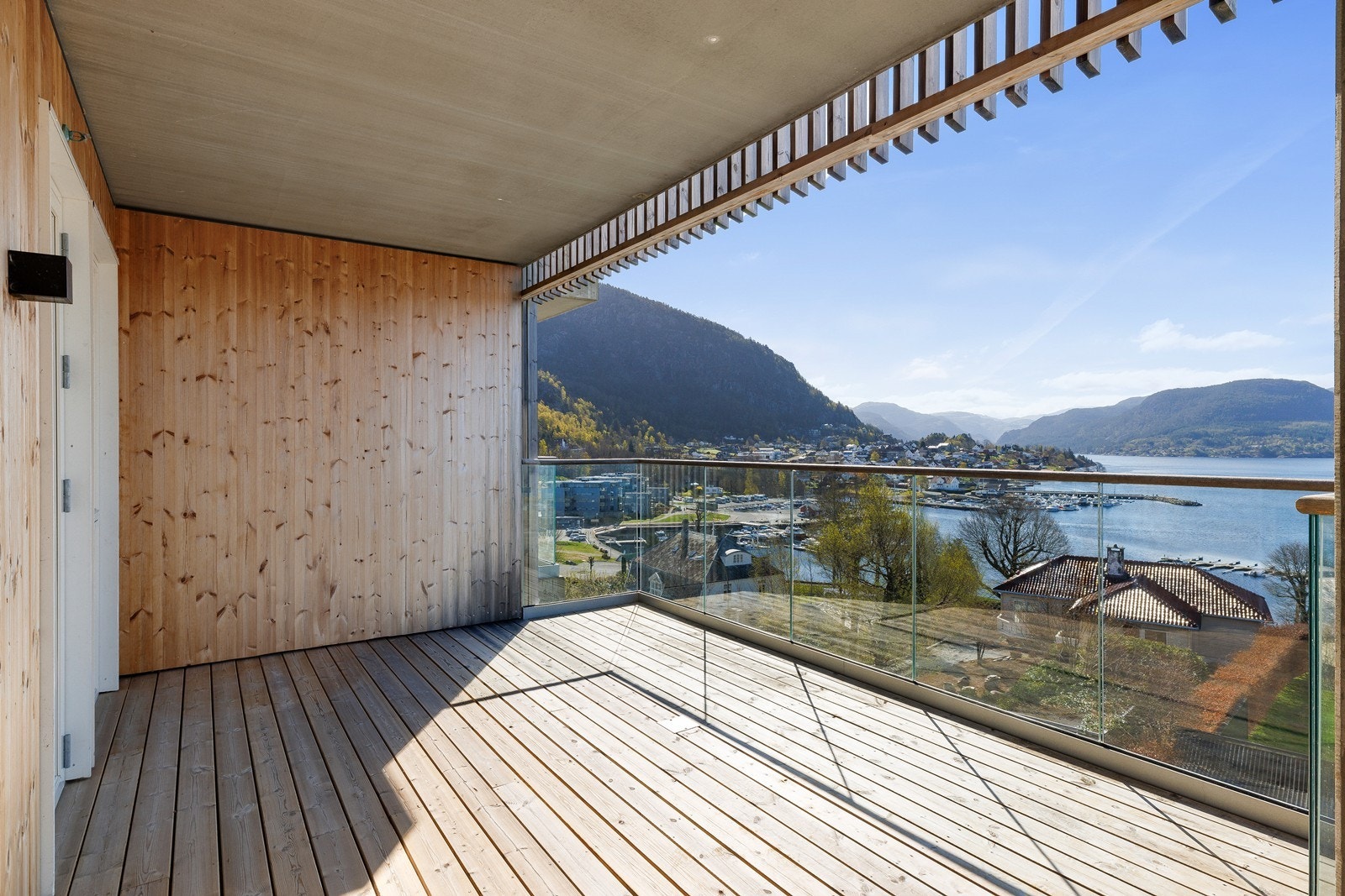 Her er man midt i Jørpeland sentrum, på toppen av Vågabakken, med få skritt til alle fasiliteter. Fra leiligheten har man også kort gange til både sjø og fjell med flere flotte turområder like utenfor døra. Galleribilde