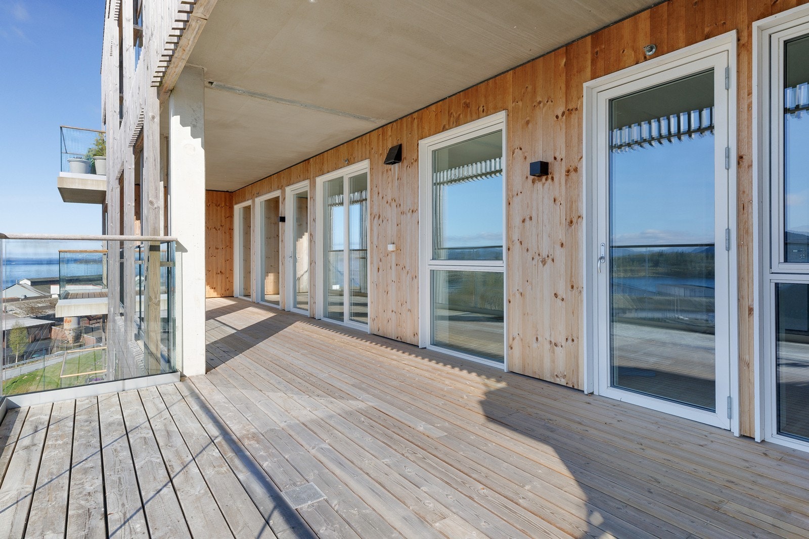 Man har tilgang til terrassen både fra stue/kjøkken og fra hovedsoverom, med muligheter for innglassing. Galleribilde