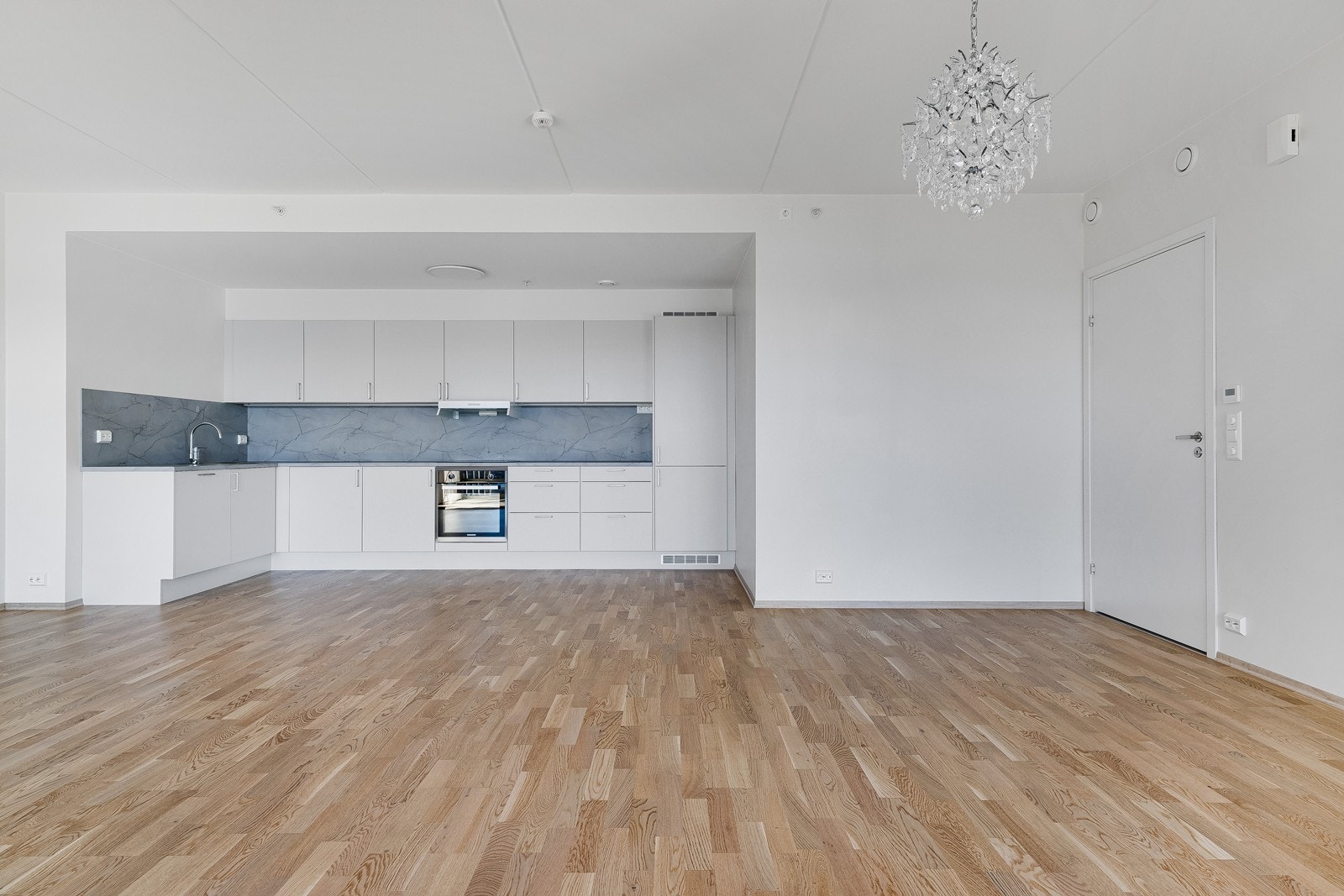 Kjøkkenet er plassert i en egen sone samtidig som man har en praktisk åpen løsning til stuen. Galleribilde