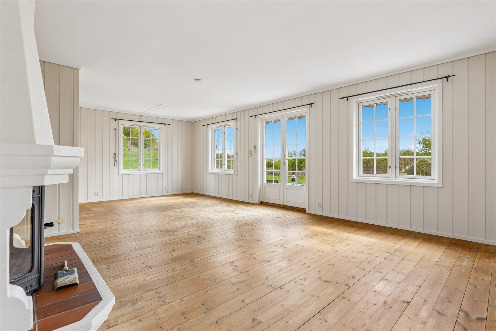 Rommet har god plass til både en stor sofagruppe og spisebord. Galleribilde