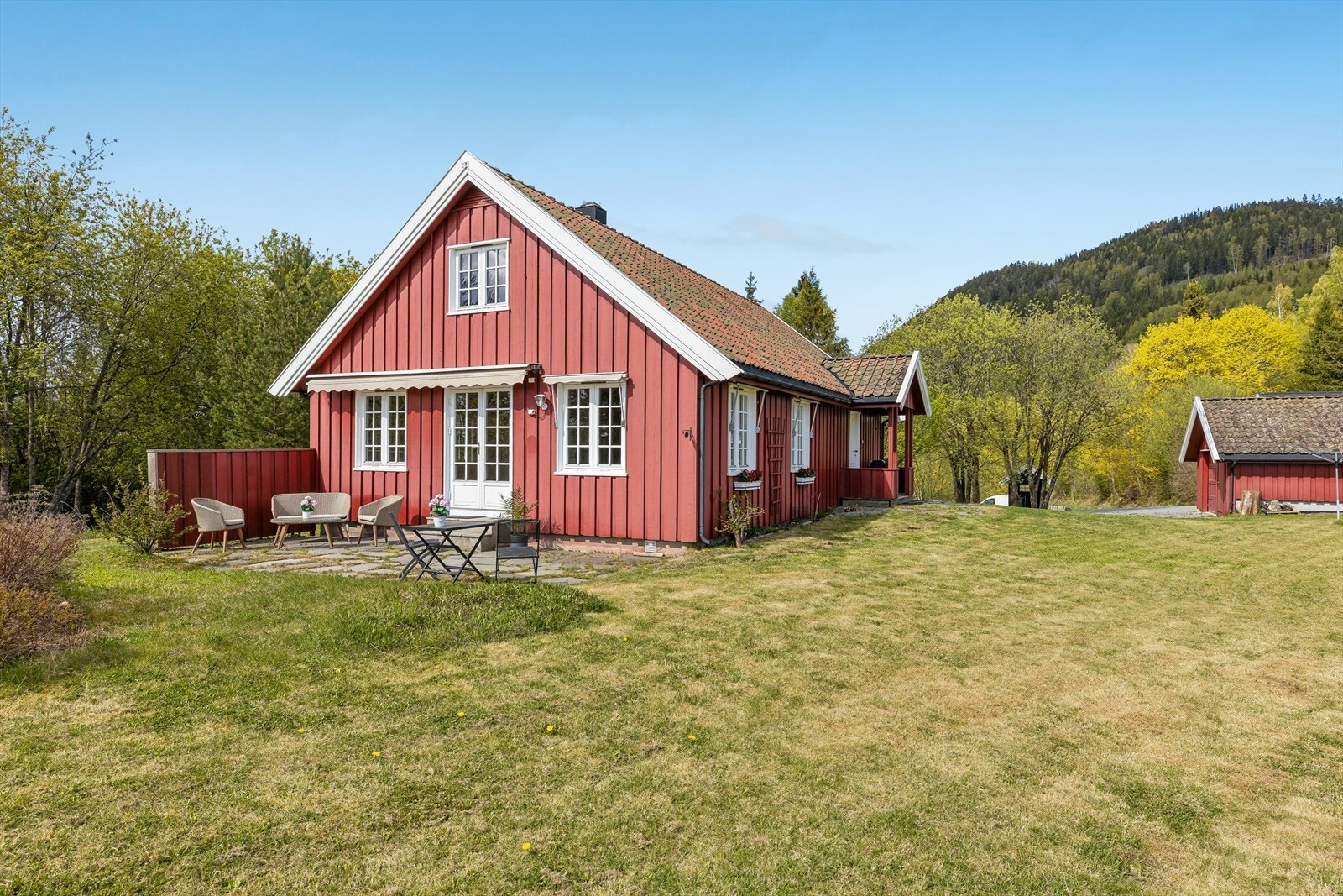 Den store, opparbeidede hagen omkranser boligen og gir gode utemuligheter. Galleribilde