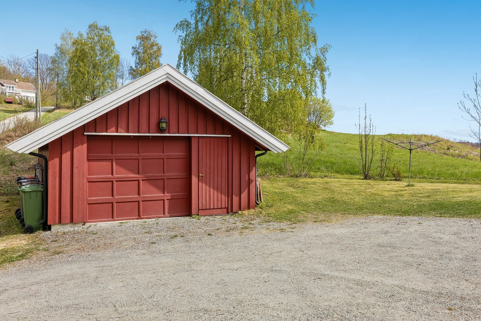 Garasjen har innlagt strøm og leddport. Galleribilde