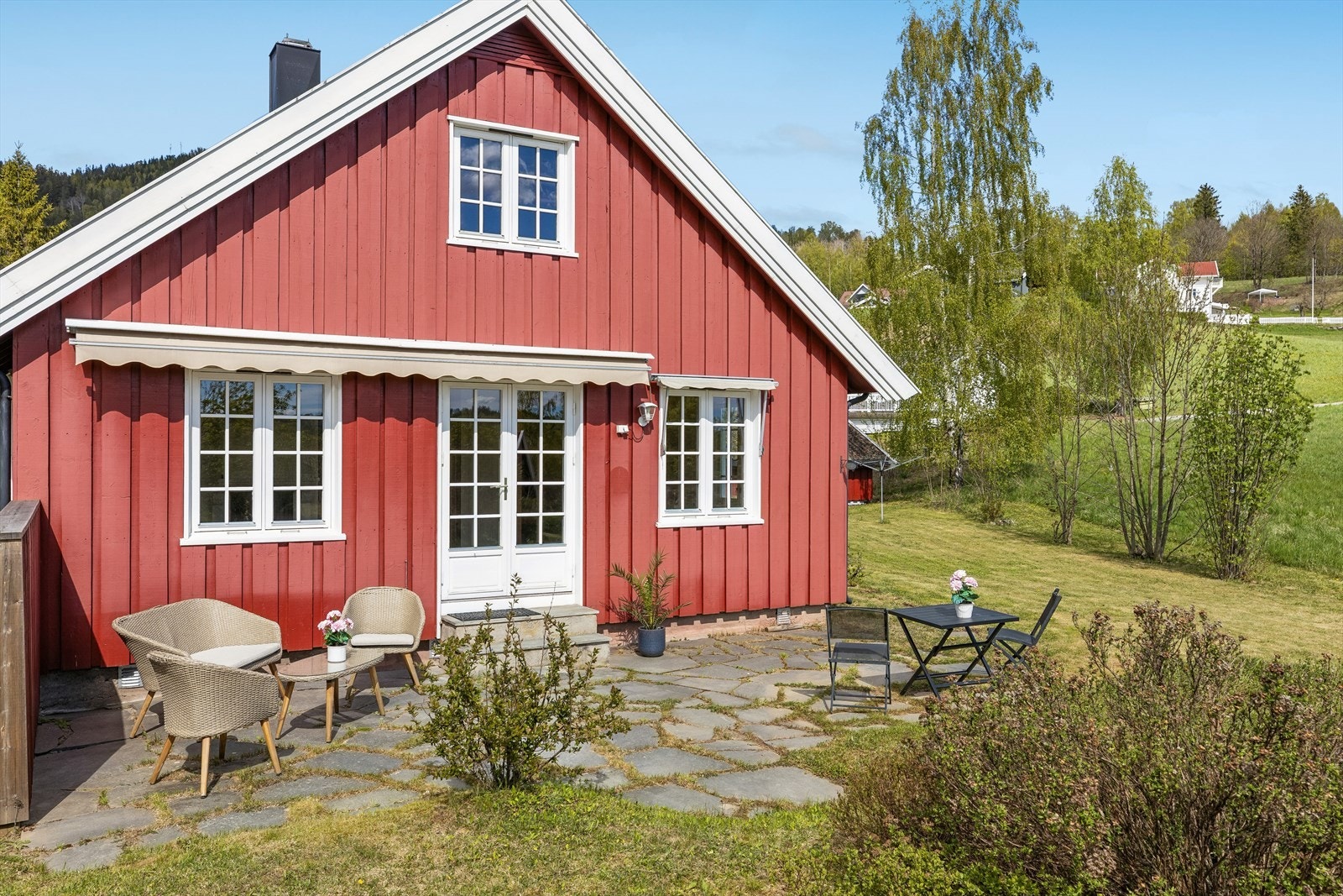 Fra stuen er det direkte utgang til en sørvendt terrasse og en pent opparbeidet hage. Galleribilde